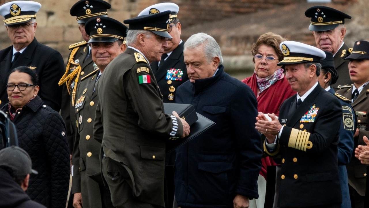  El presidente entregó por su labor a exsecretarios de la Defensa Nacional una presea por el bicentenario del Colegio Militar, entre ellos a Salvador Cienfuegos