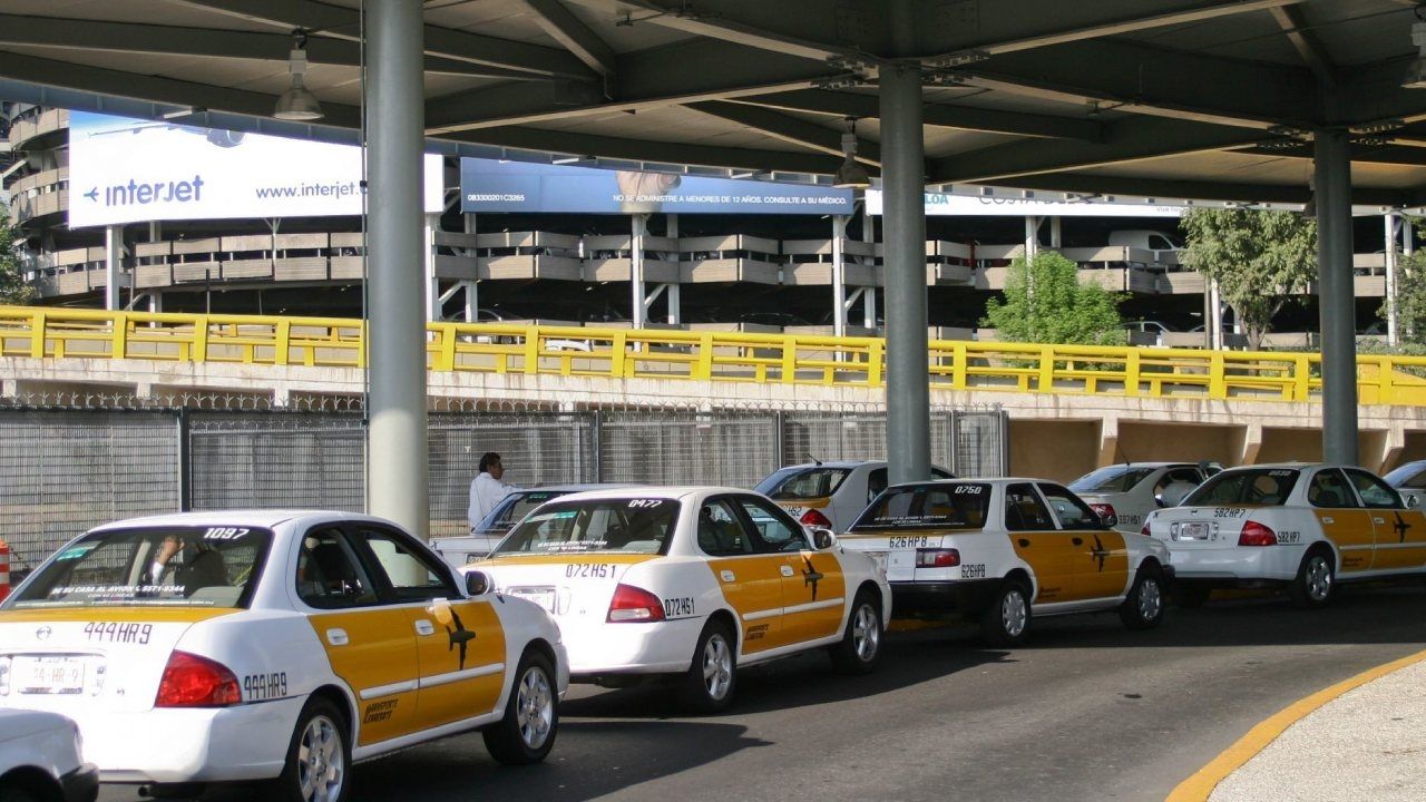 AICM Demanda a Taxistas del Sitio 300 por Adeudo Millonario de Rentas