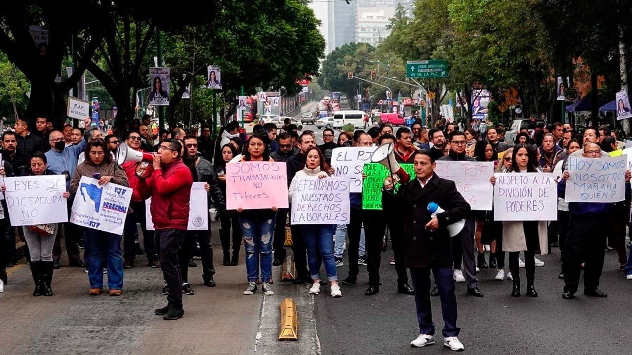 Trabajadores del Poder Judicial de la Federación protestan en las calles de la Ciudad de México