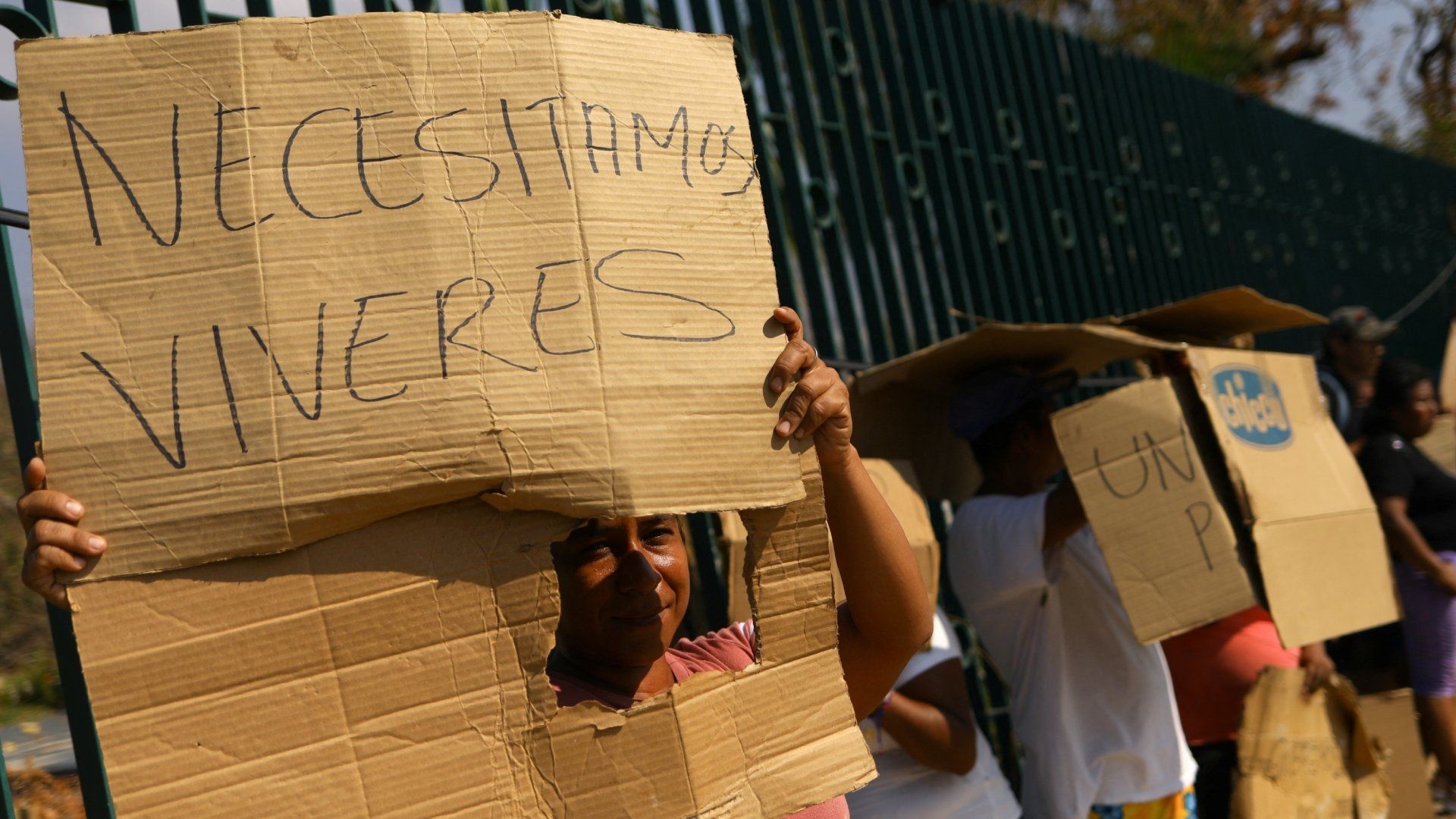 Habitantes de Guerrero solicitan víveres tras paso de Otis.