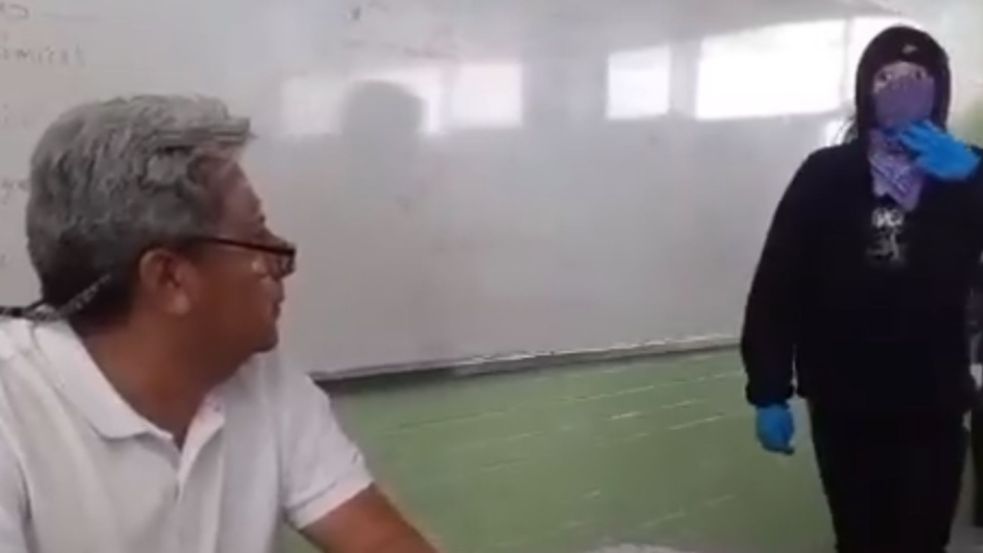 Alumnas Golpean a Profesor del IPN en el Cecyt 8 Tras ser Señalado de Acoso | Video