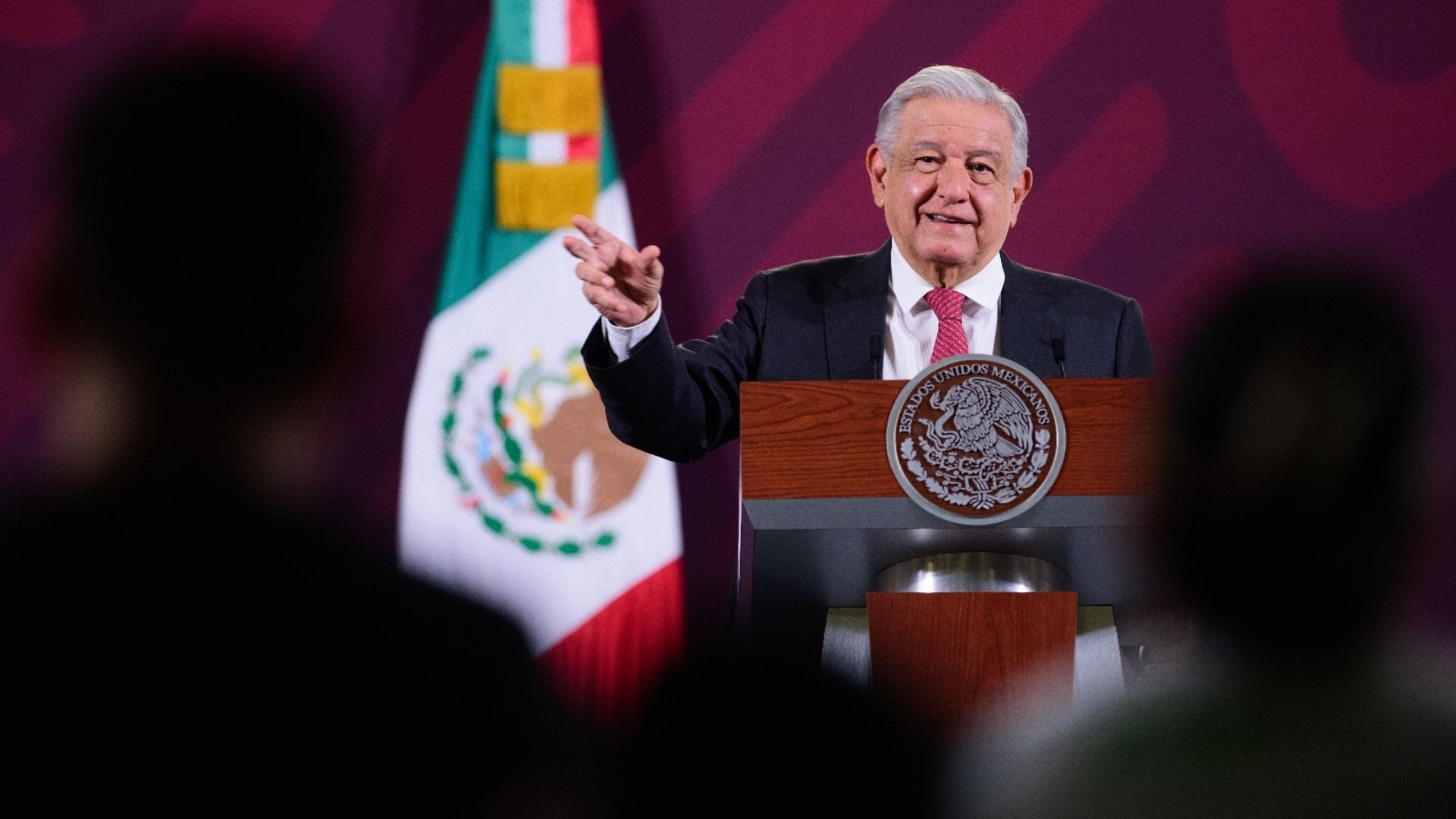 El presidente Andrés Manuel López Obrador presenta su mañanera desde Palacio Nacional