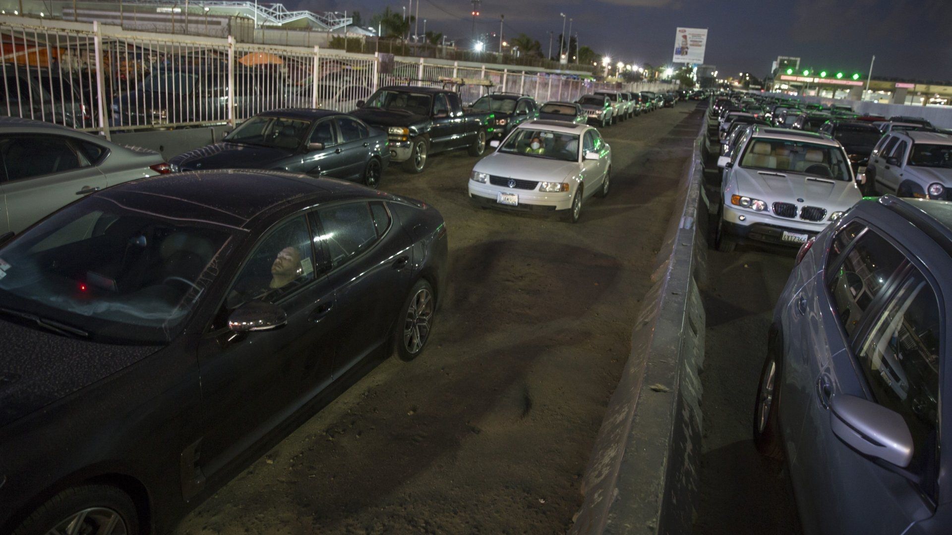 Autos en esperando a cruzar en la frontera de Tijuana, Baja California, hacia Estados Unidos.