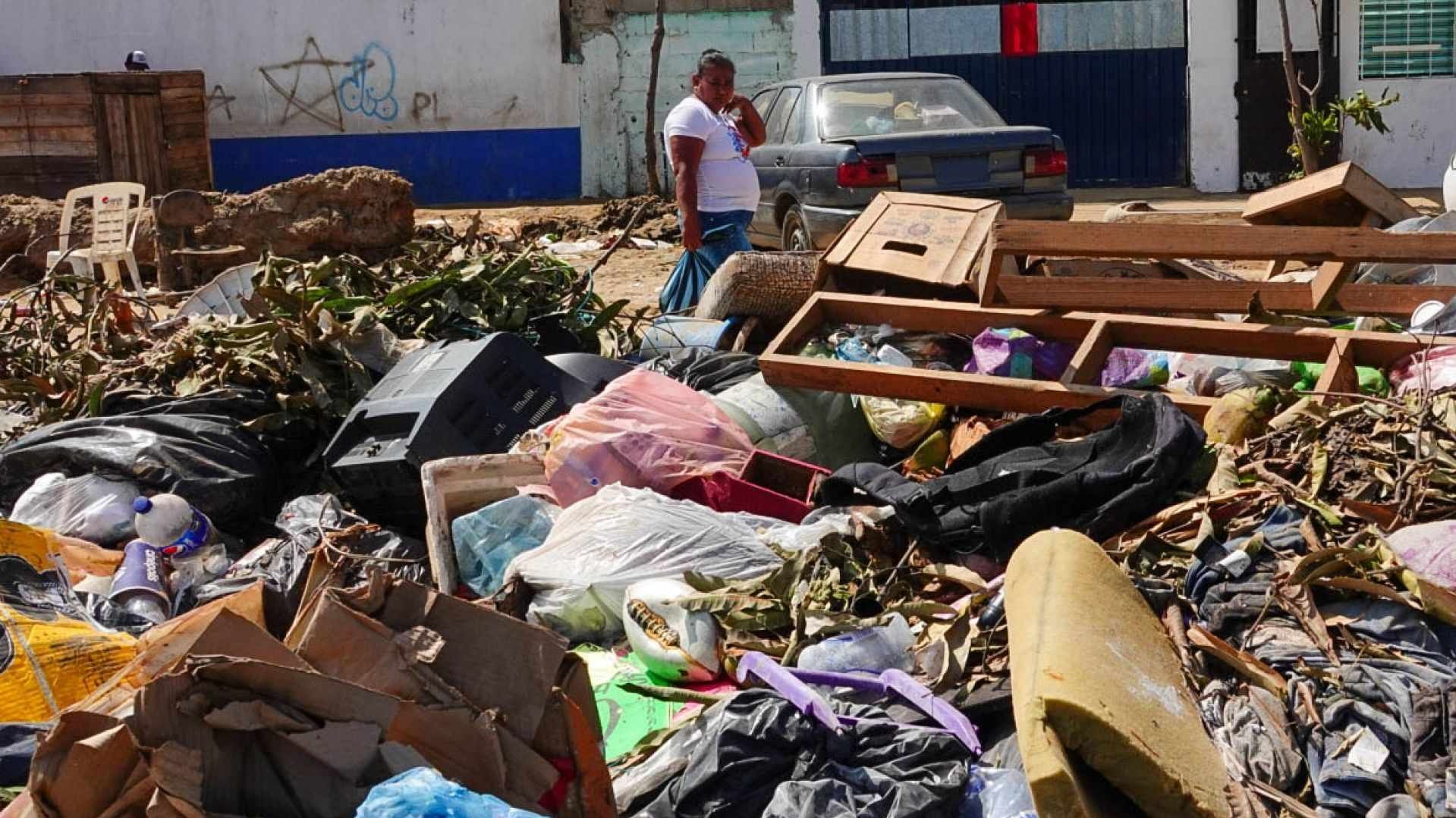 Las calles de Acapulco se encuentran repletas de basura producto de toda la destrucción que dejó a su paso el huracán Otis