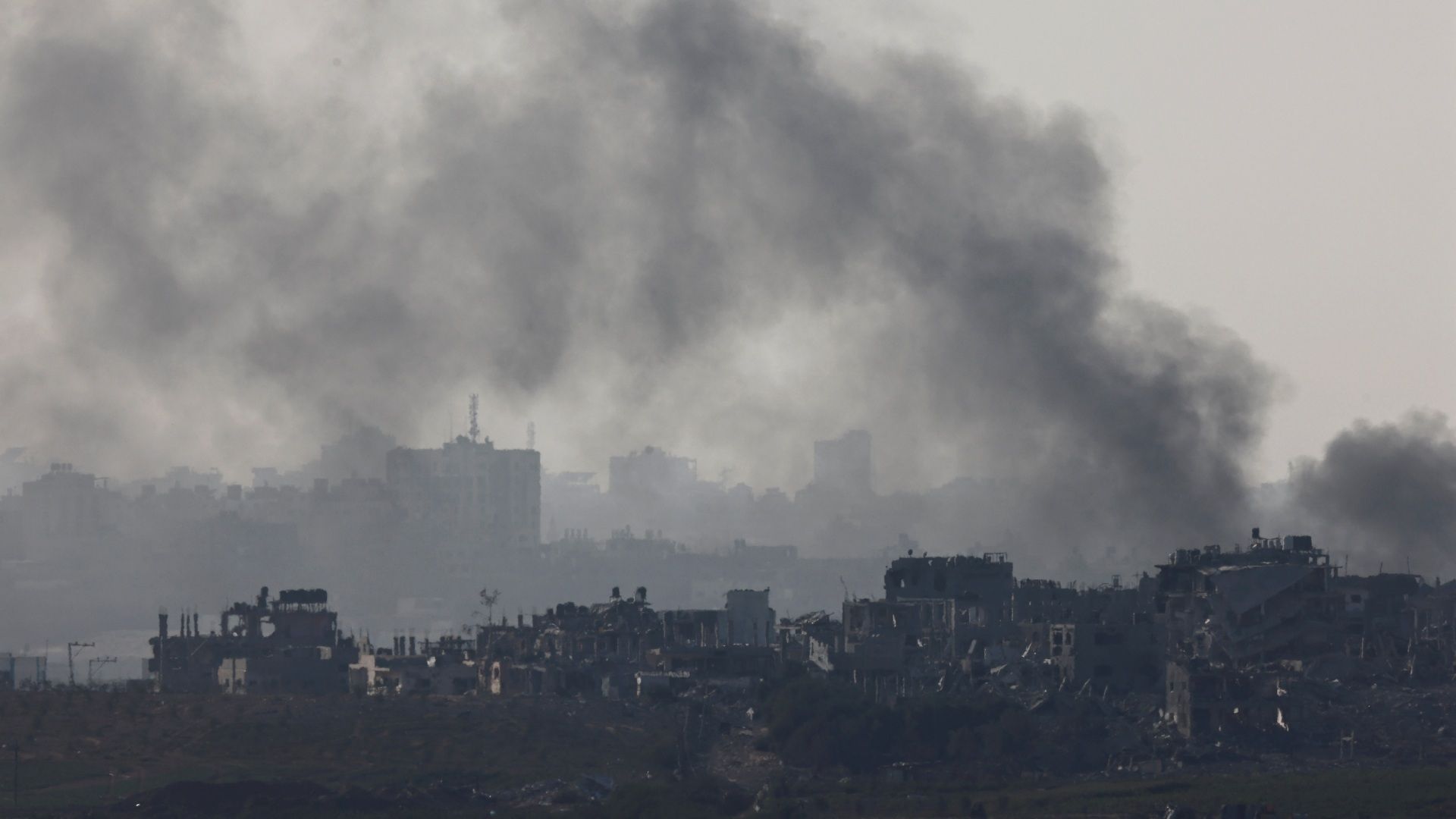 Columna de humo tras ataque en Gaza, el 5 de noviembre de 2023.