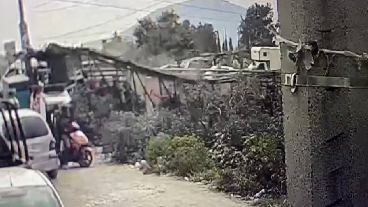 El momento exacto de la caída del puente peatonal de Nezahualcóyotl y Chimalhuacán quedó grabado en un video