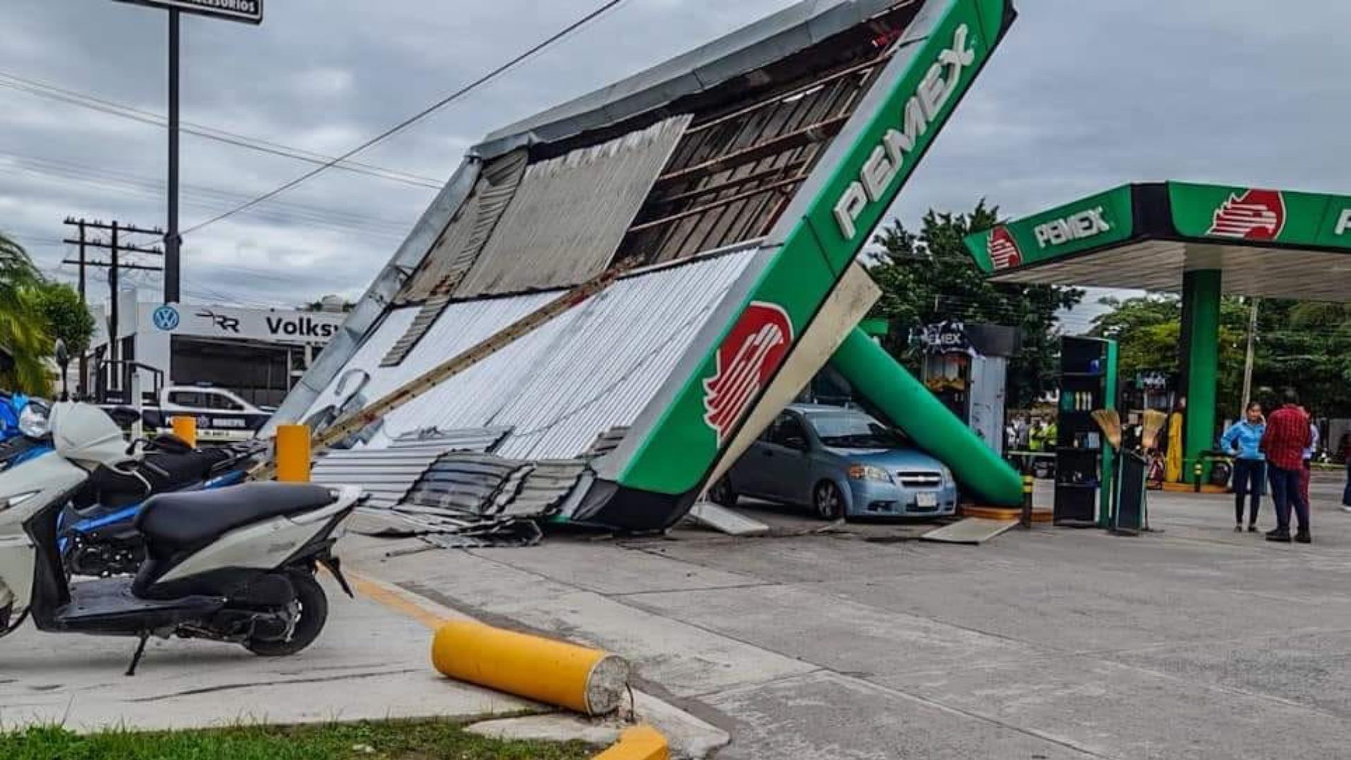 Trabajadores caen de 10 metros de altura tras colapsar techo de gasolinera en Tierra Blanca