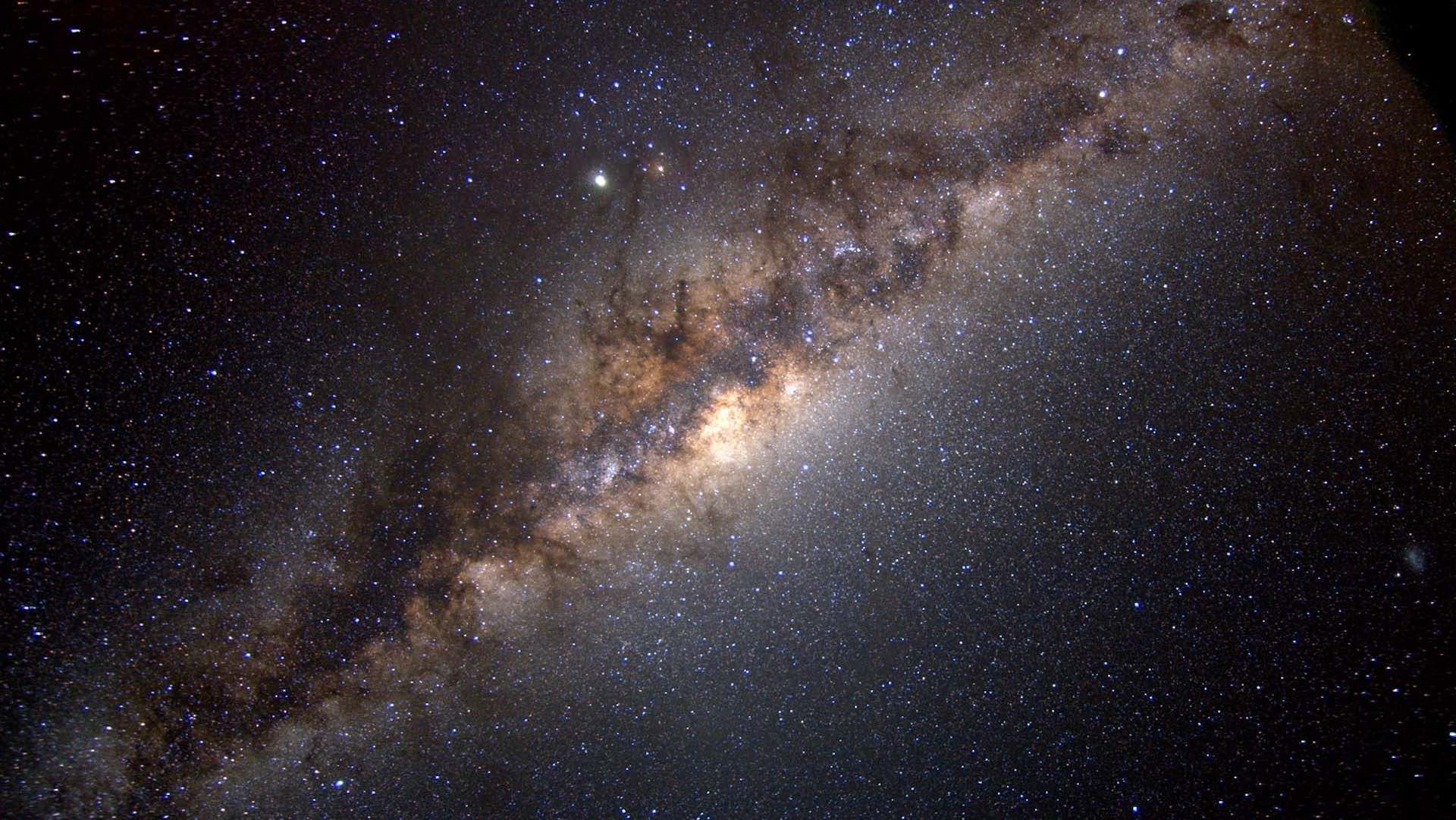 Astrofísicos de la UNAM estudian anomalía en el centro de la Vía Láctea