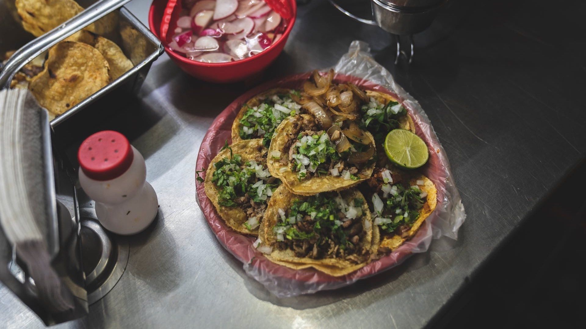 Joven come 70 tacos por reto pero taquería no lo premia