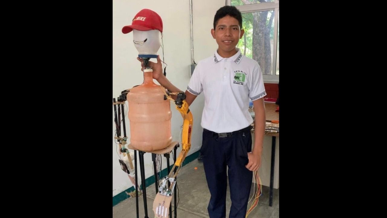 Joven estudiante crea robot con garrafón de agua