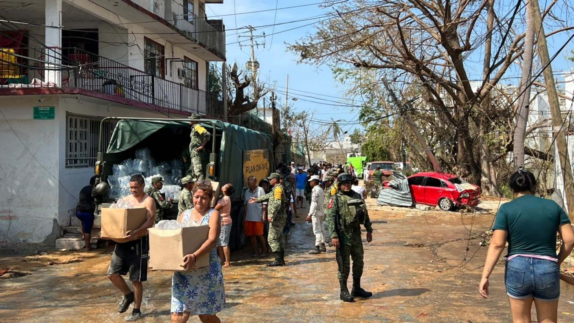 Elementos de Sedena distribuyen despensas en Acapulco.