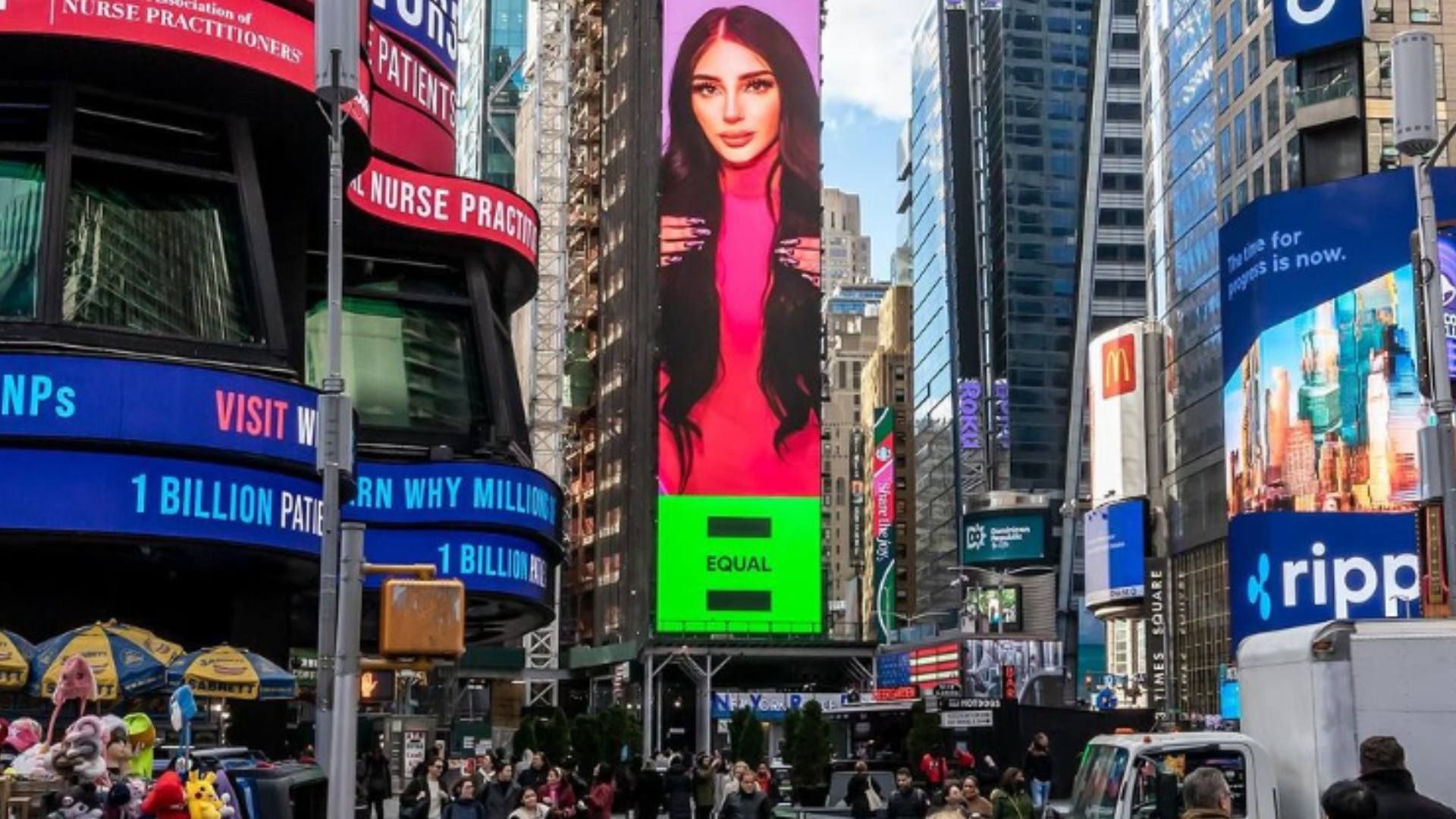 ¡Increible! Bellakath Presume Aparición en Pantalla de Times Square, Nueva York