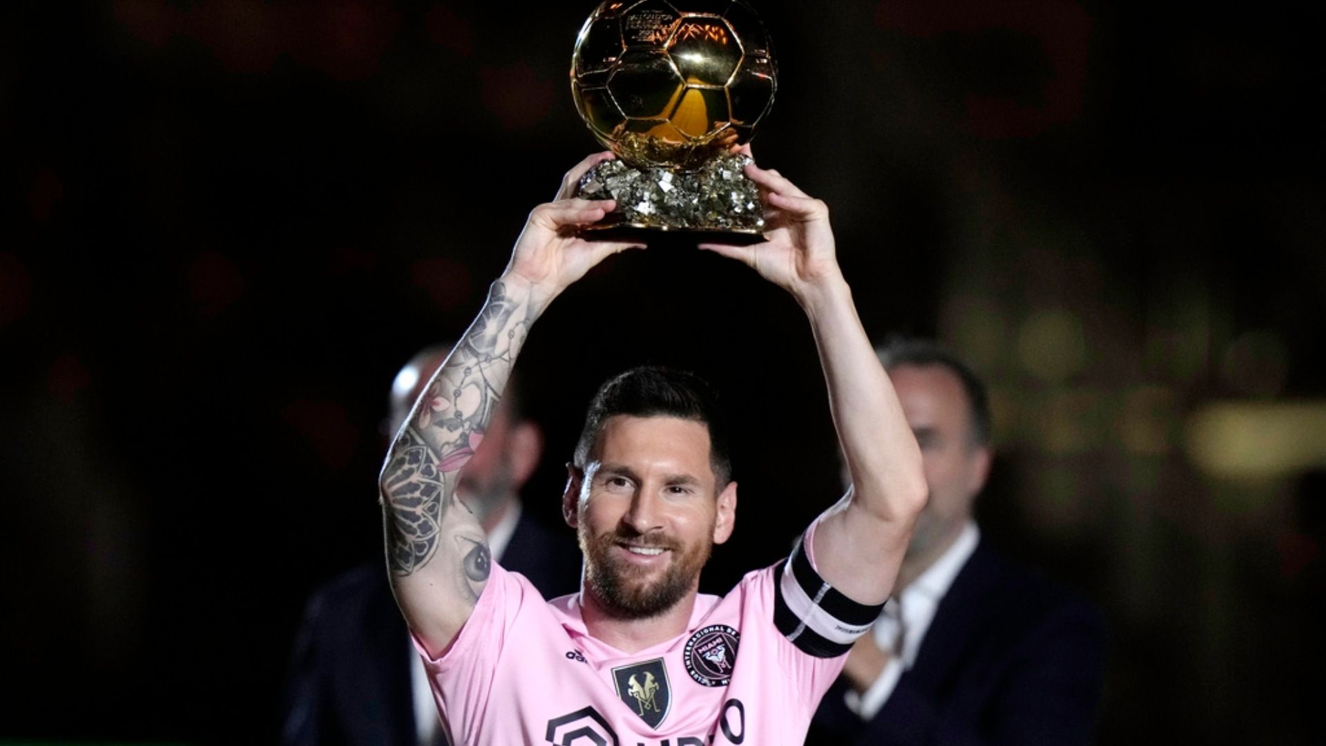 Messi compartió su octavo Balón de Oro con la afición del Inter de Miami quien se rindió ante el astro argentino. Foto: AP