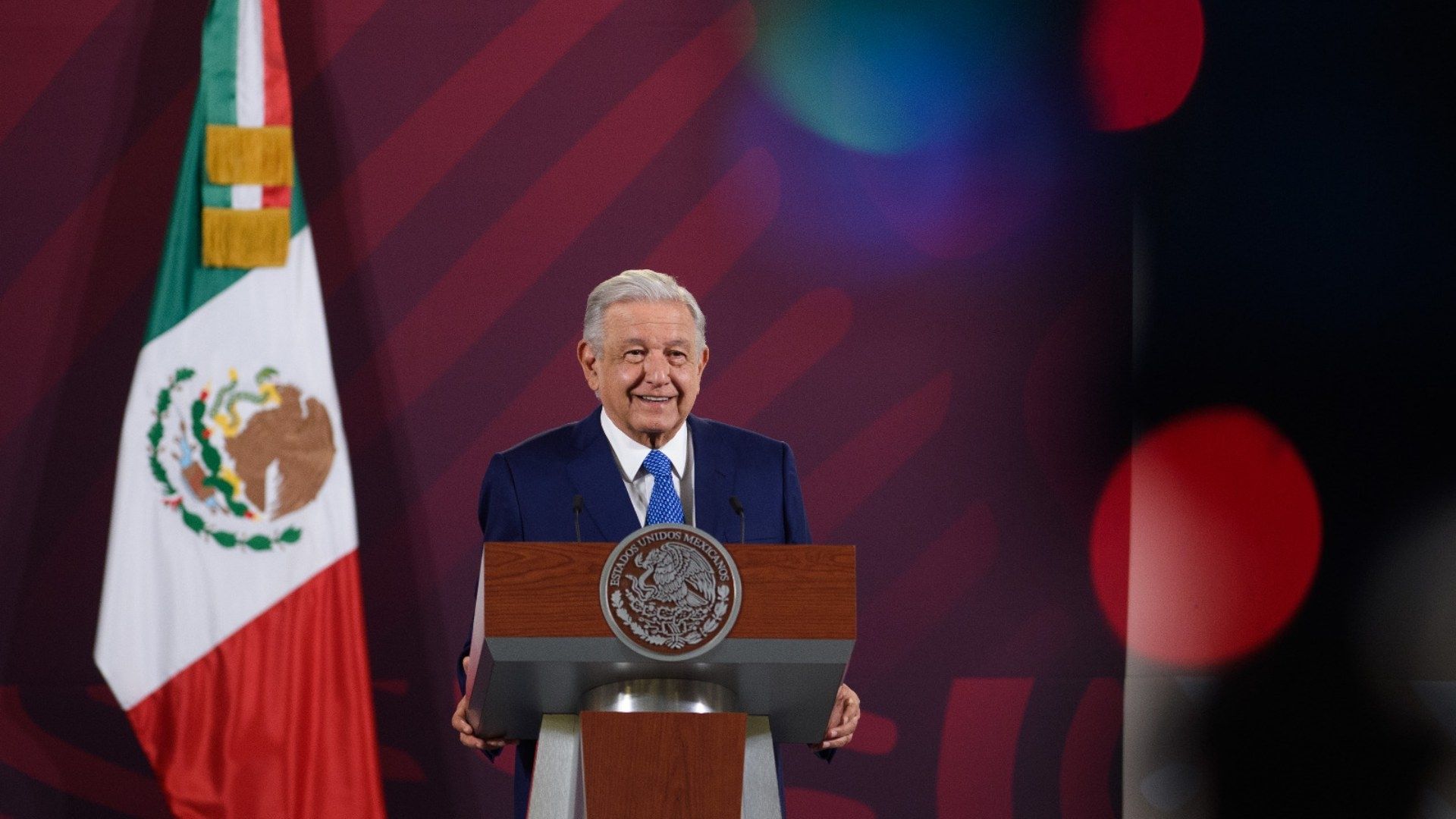 El presidente Andrés Manuel López Obrador presenta su mañanera desde Palacio Nacional