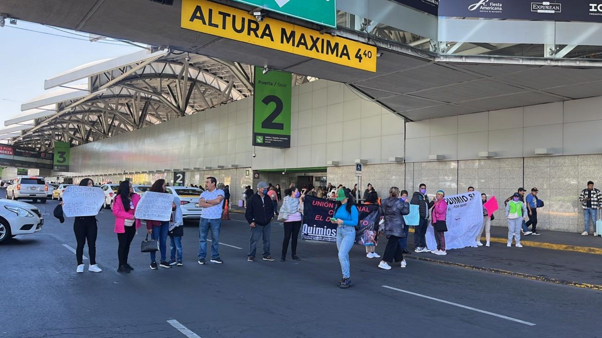 Manifestantes bloquean acceso al AICM