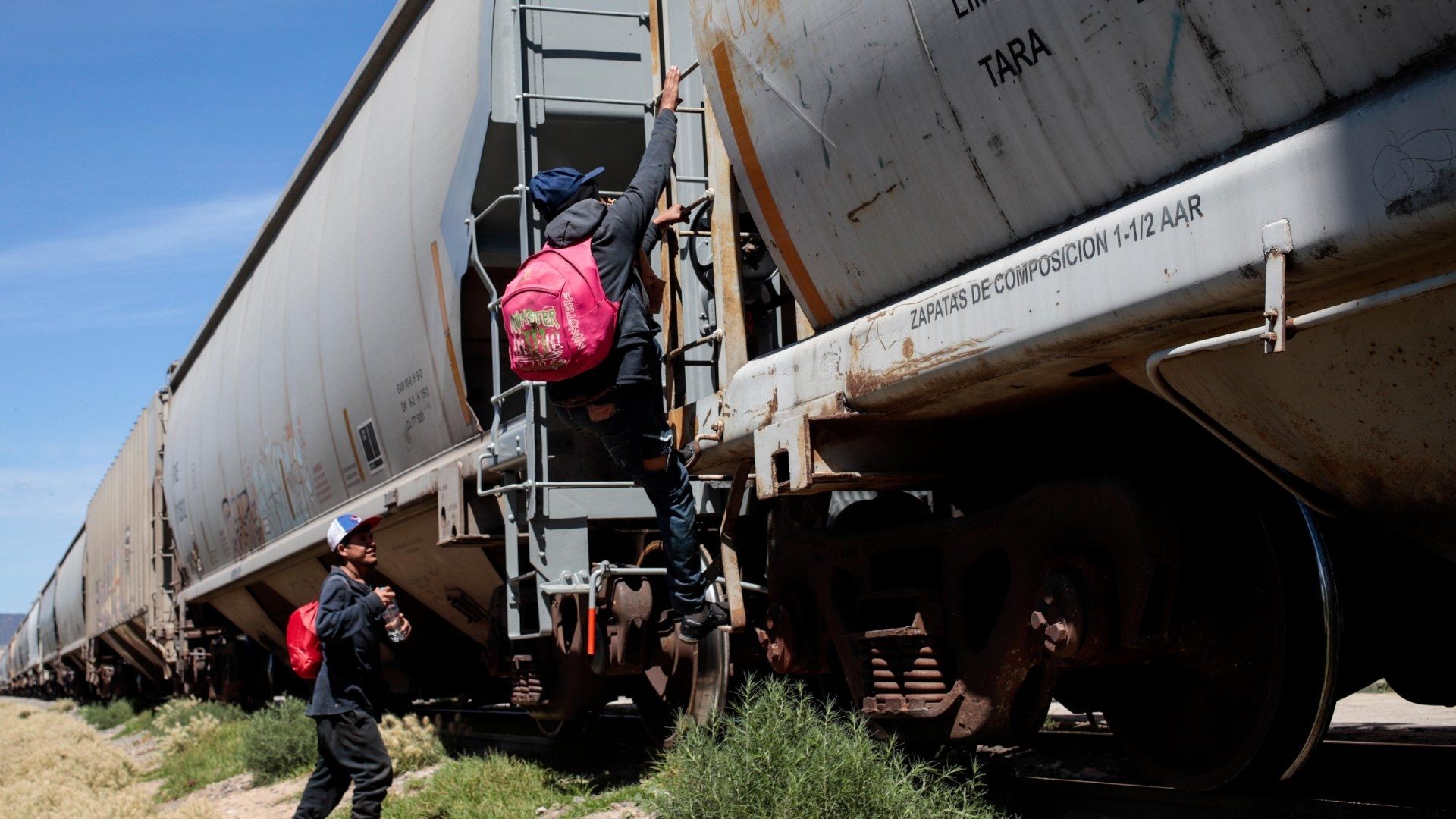 Migrantes abordan el tren en Puebla el 18 de octubre de 2023.