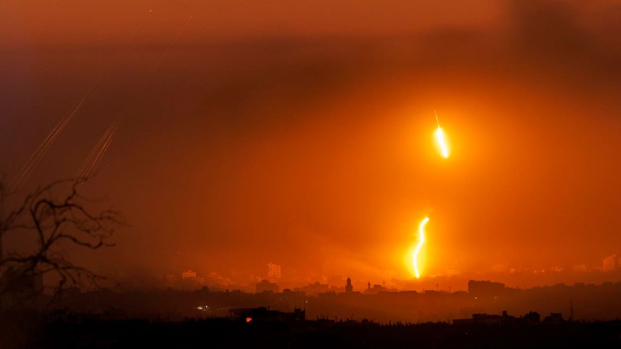 Misiles iluminando el cielo nocturno sobre Gaza