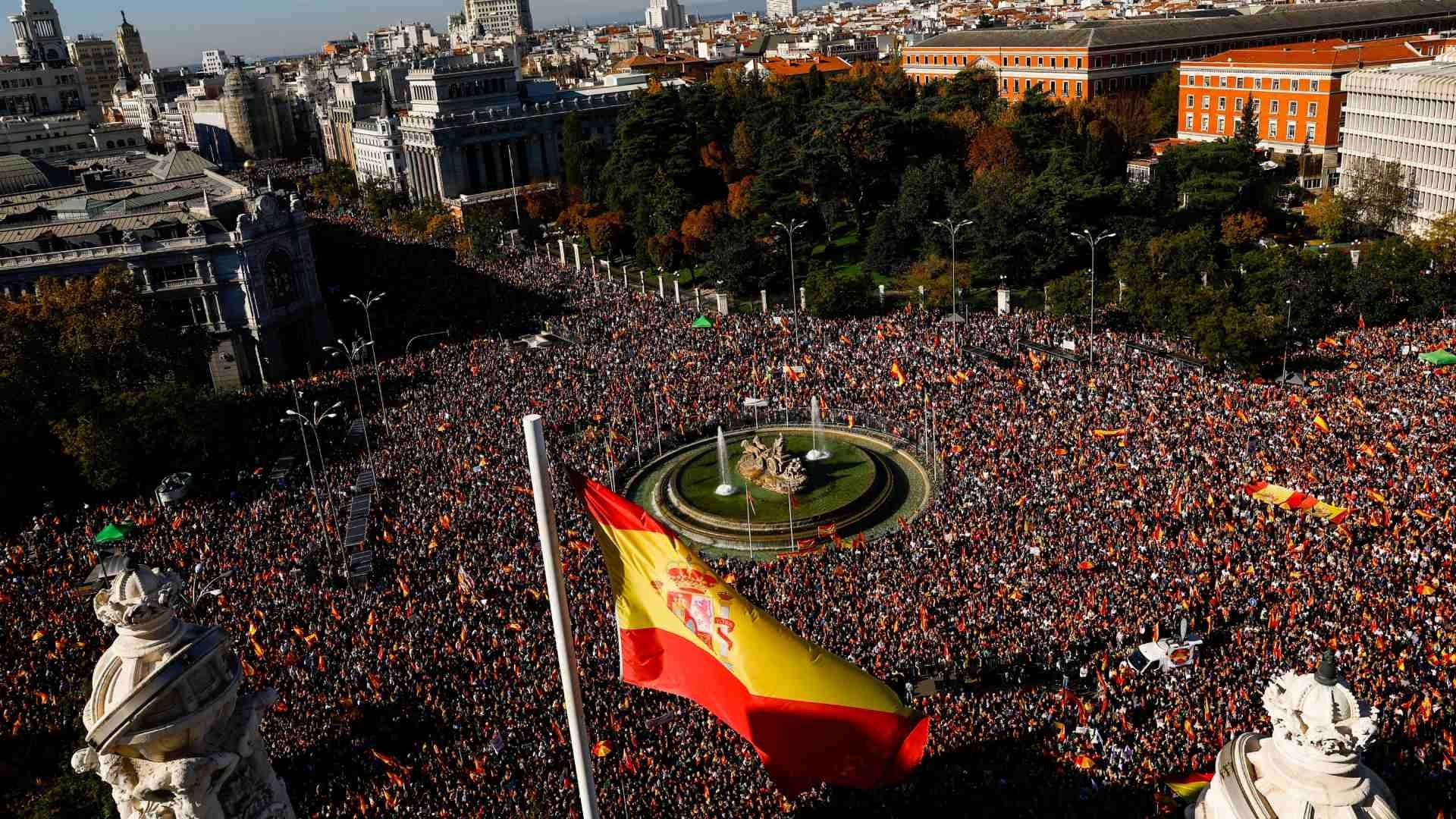 Miles protestan de nuevo en España contra Pedro Sánchez