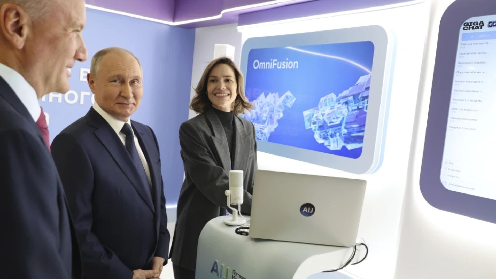 El presidente ruso, Vladimir Putin, visita una exposición de una conferencia sobre inteligencia artificial en Moscú