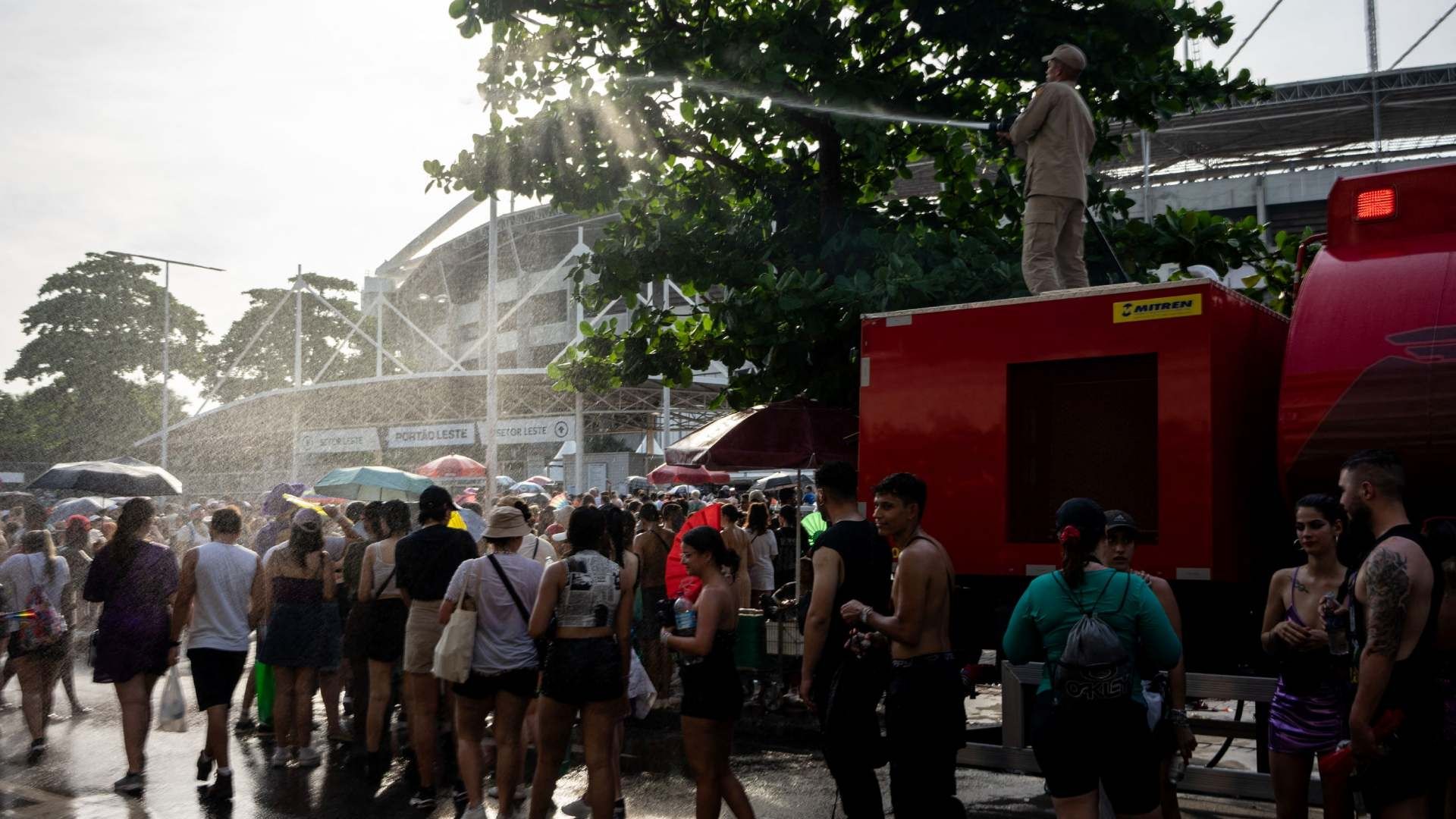 La suspensión fue anunciada cuando ya miles de personas habían ingresado al estadio Nilson Nelson, con capacidad para unas 60 mil personas