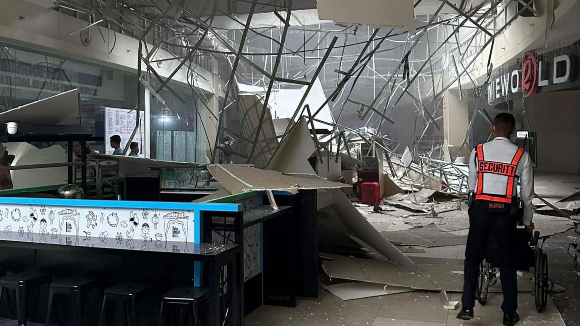 Guardia observa daños en plaza comercial tras terremoto en Filipinas