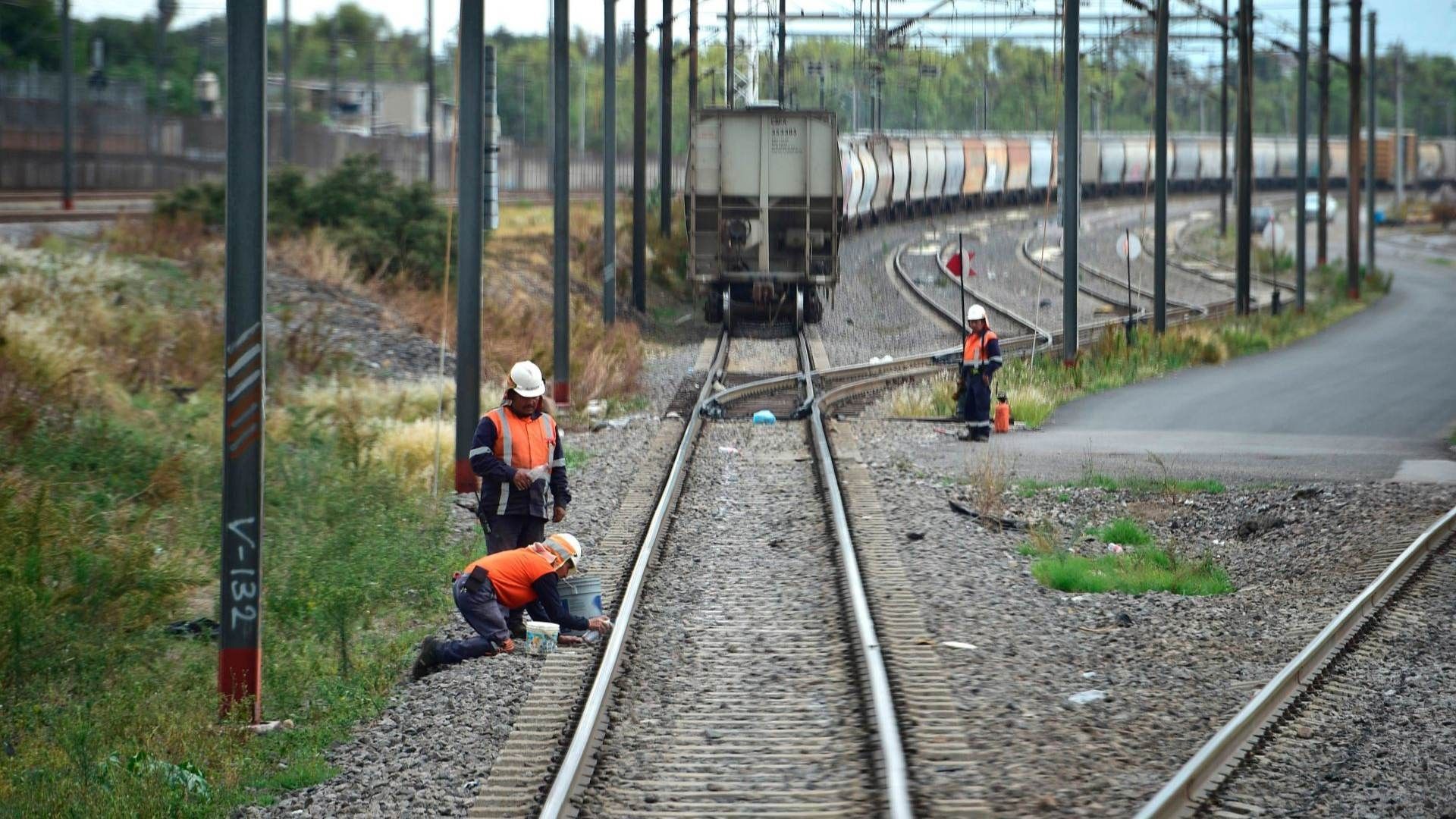 Empleados revisan vías del tren en Tultitlán, Estado de México, el 30 de junio de 2023.