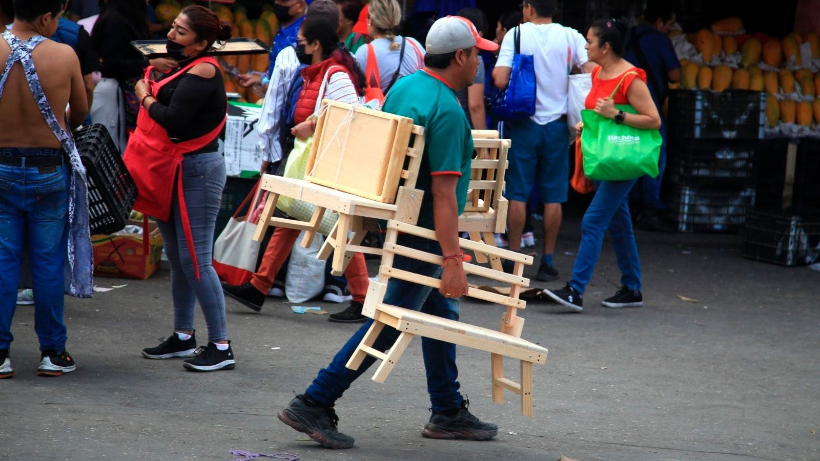 Vendedor de sillas en bullicioso mercado