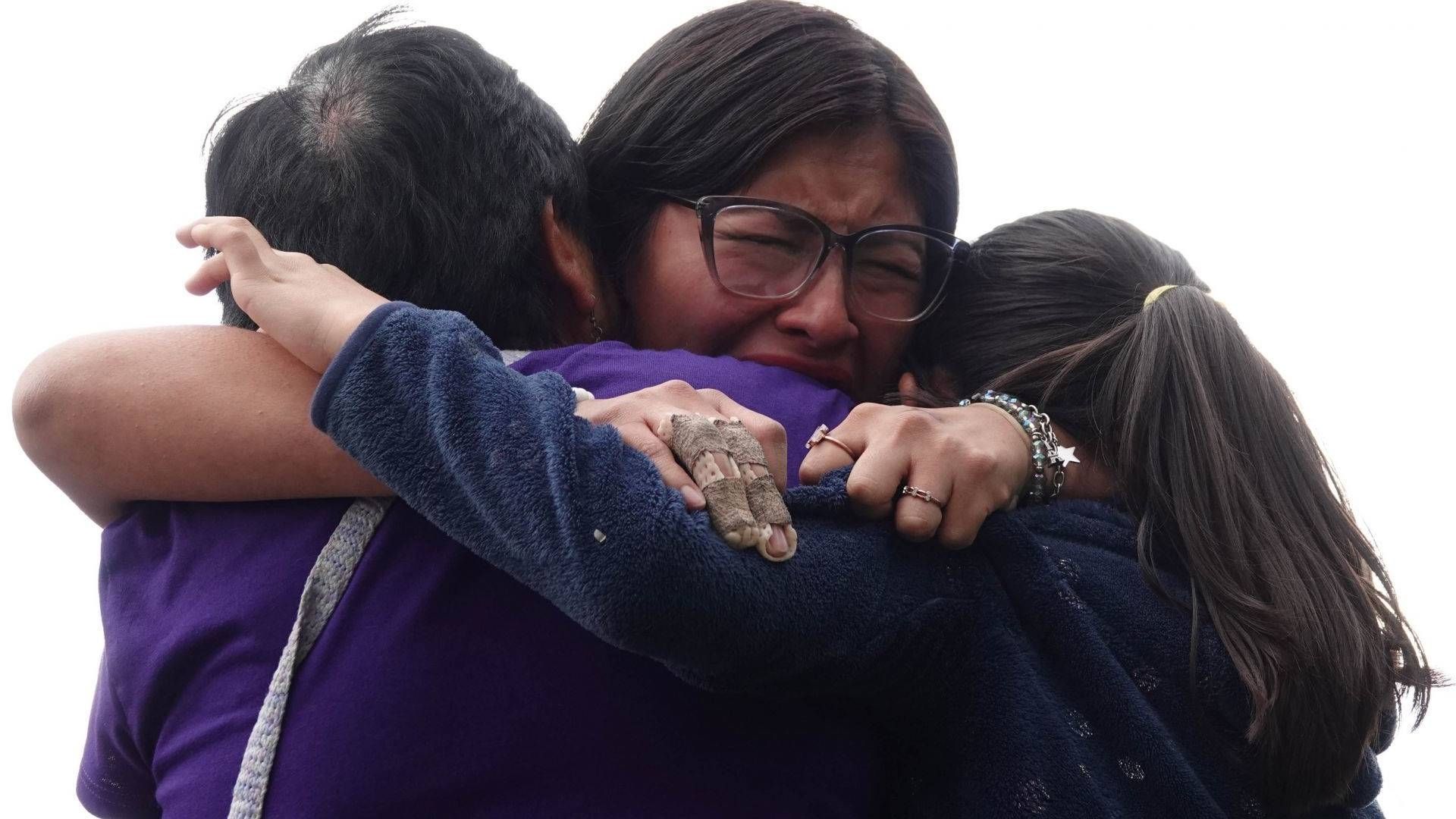 Mujeres se abrazan en una protesta por falta de acceso a la justicia para víctimas de tentantiva de feminicidio