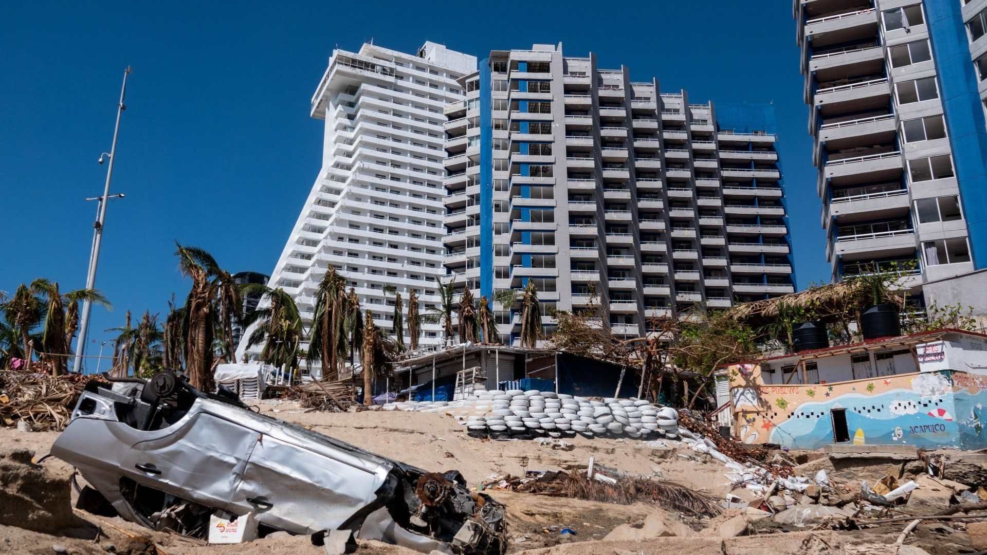 La zona hotelera en Acapulco quedó seriamente dañada por el paso de Otis
