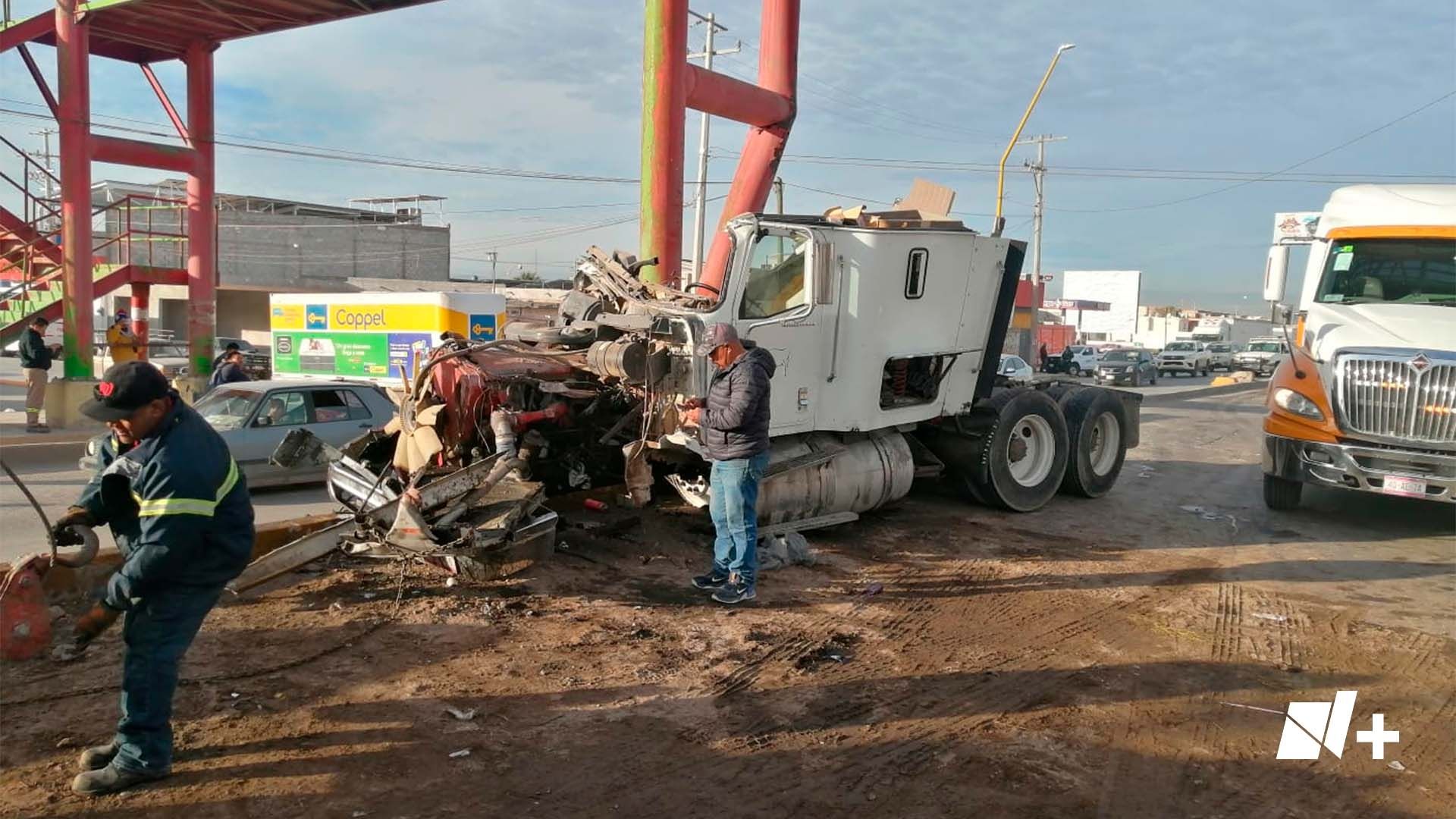 Un aparatoso accidente se registro esta mañana luego de que un conductor de tráiler dormitara al volante y chocara contra un puente peatonal en Matamoros, Coahuila. 