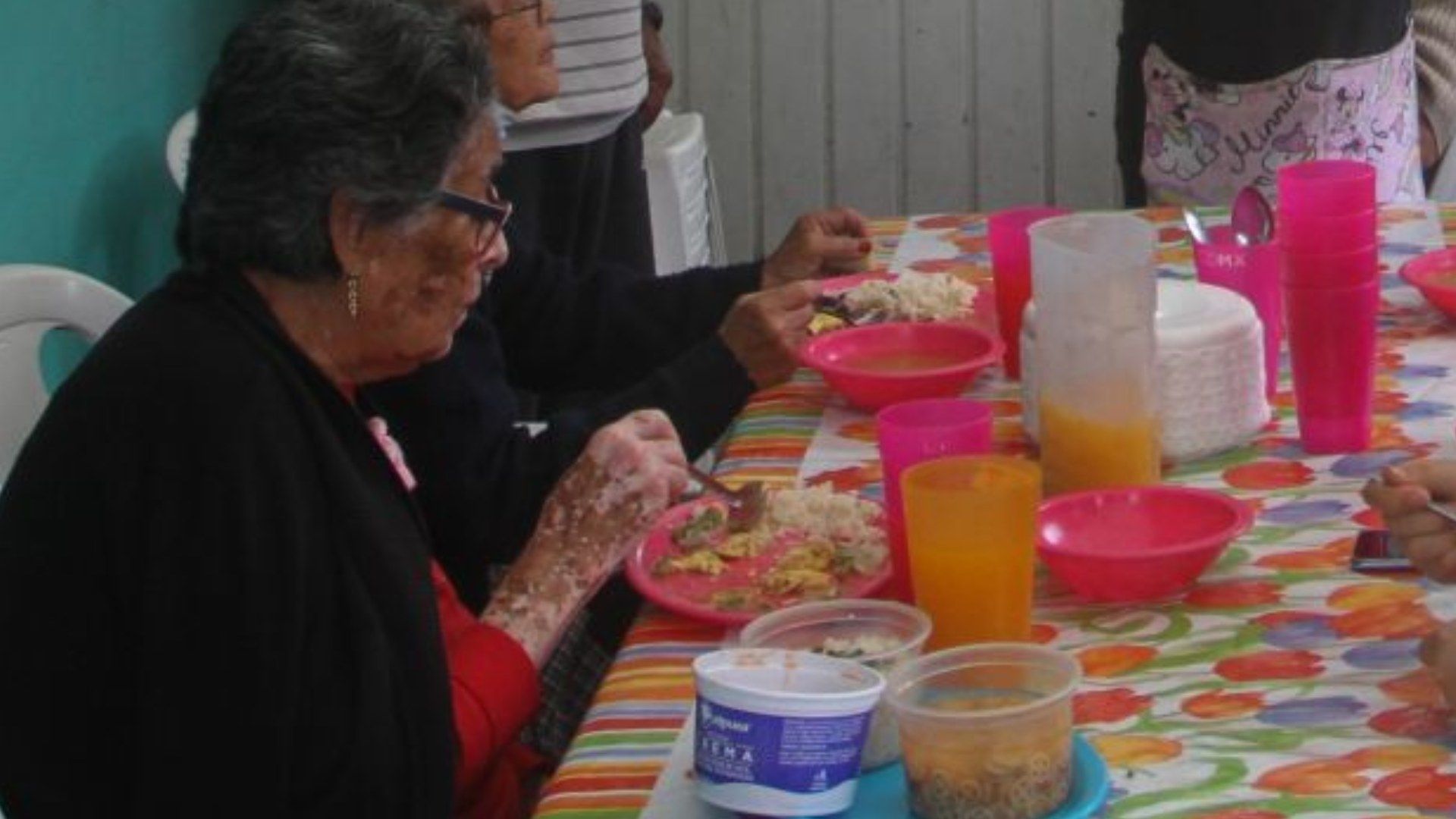 Abuelita Muere al Atragantarse en Comedor Público