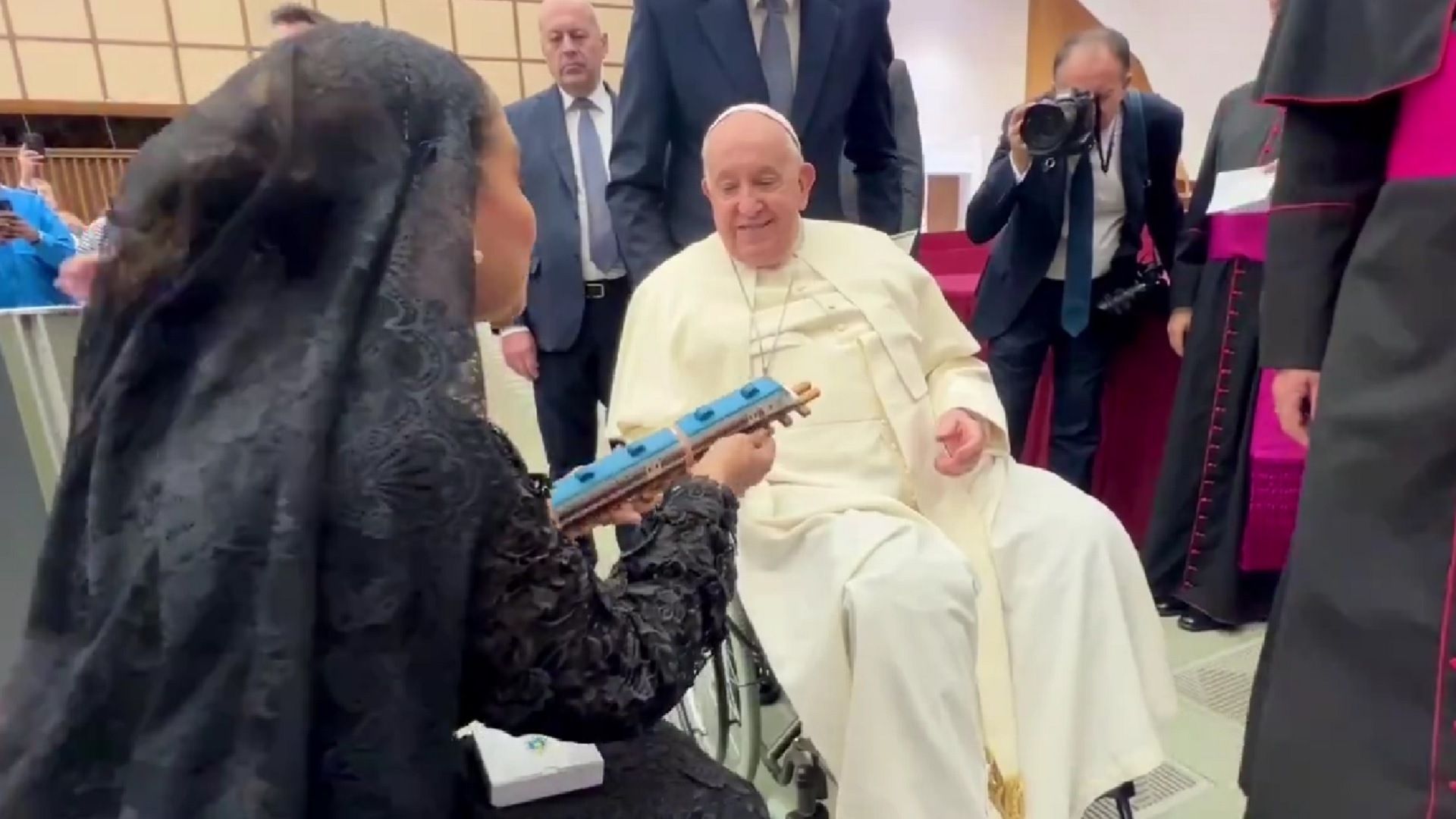 Papa Francisco recibe réplica del Tren Maya