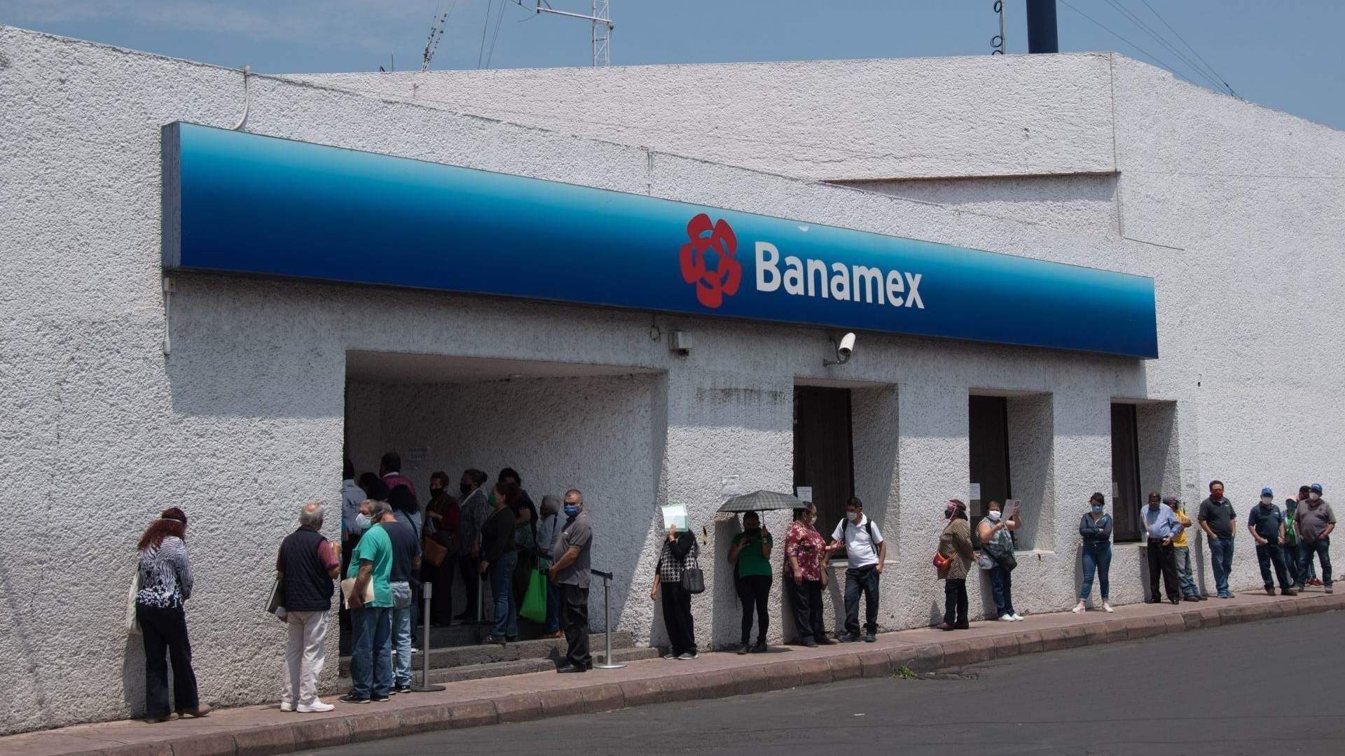 Usuarios hacen fila afuera de una sucursal bancaria en Azcapotzalco, CDMX