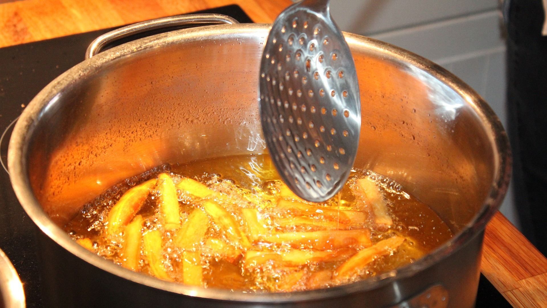 Bebé Sufre Quemaduras con Aceite Hirviendo Mientras Jugaba en la Cocina