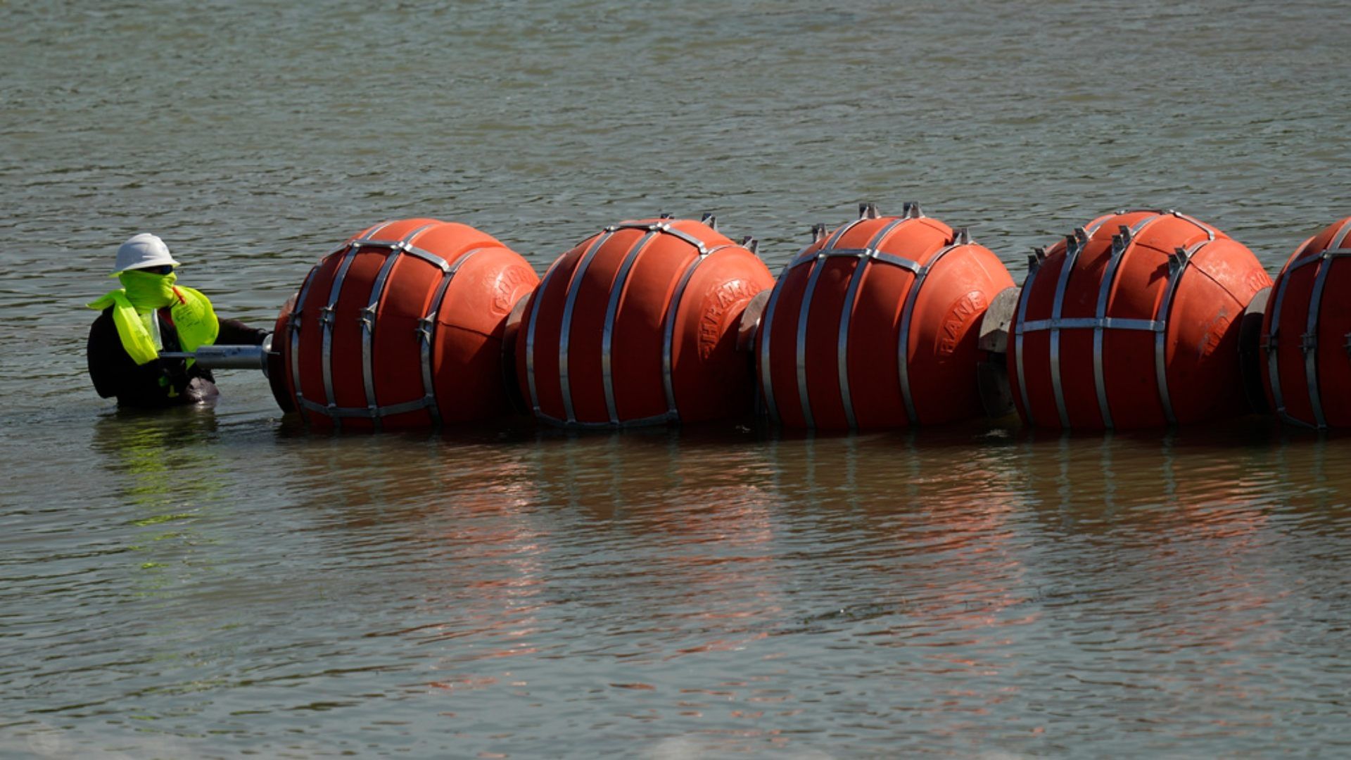 Las boyas se ubican entre la ciudad fronteriza texana de Eagle Pass y Piedras Negras, Coahuila. Foto: AP