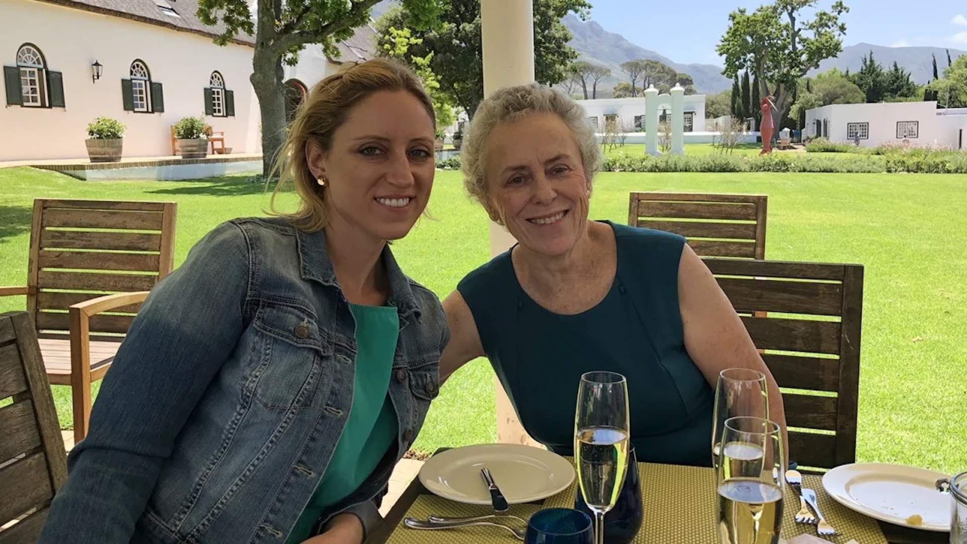 Carolyn Bester y su madre Sarah Depoian