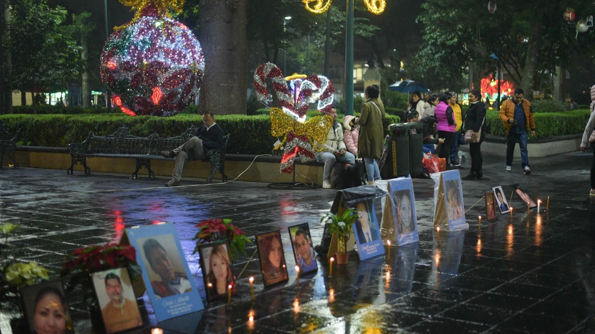 Familiares de personas desaparecidas colocaron velas en el parque Bicentenario, en Veracruz, el 7 de diciembre de 2023.