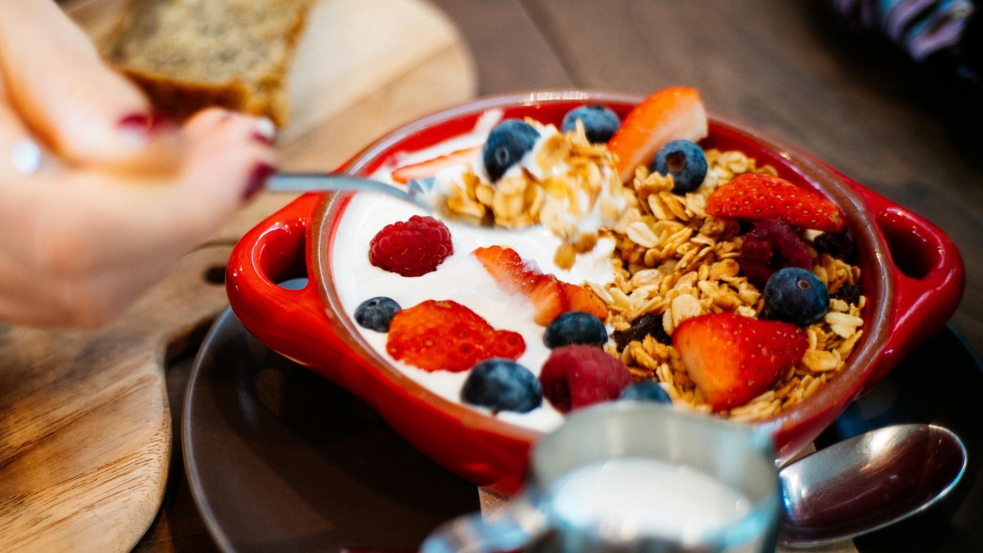 Estudio muestra que desayunar y cenar temprano puede reducir eiesgo cardiovascular