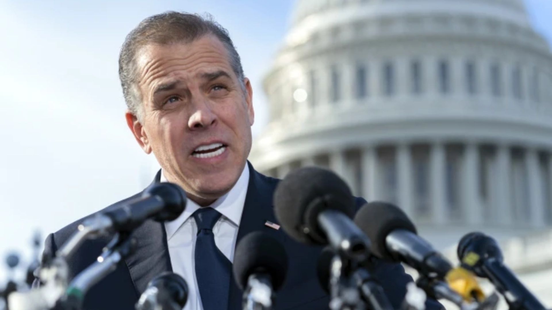 Hunter Biden, hijo del presidente Joe Biden, da una rueda de prensa frente al Congreso de Estados Unidos