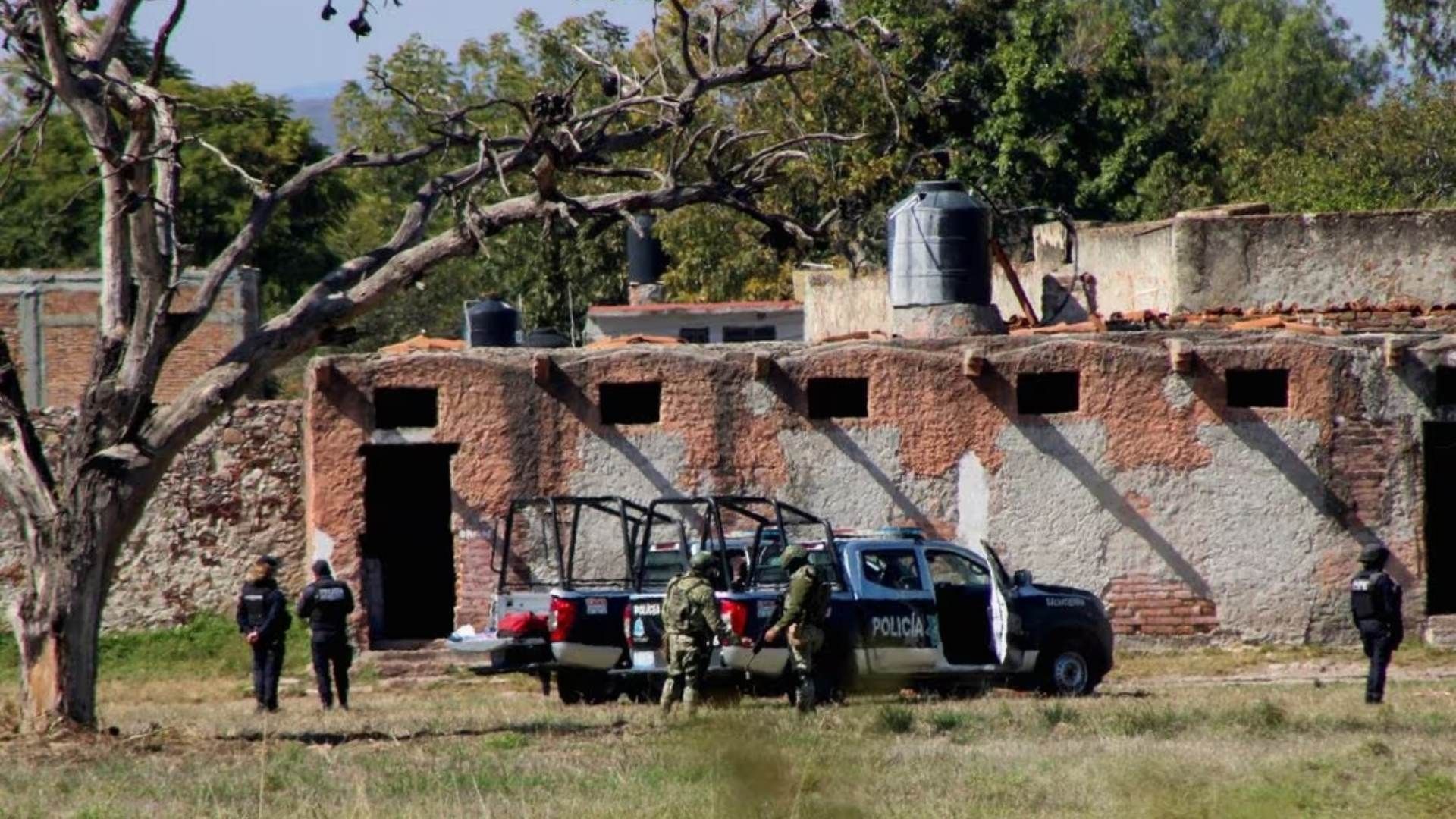 Autoridades trabajan en el lugar donde miembros de un grupo armado abrieron fuego contra los asistentes a una posada, en Salvatierra, Guanajuato