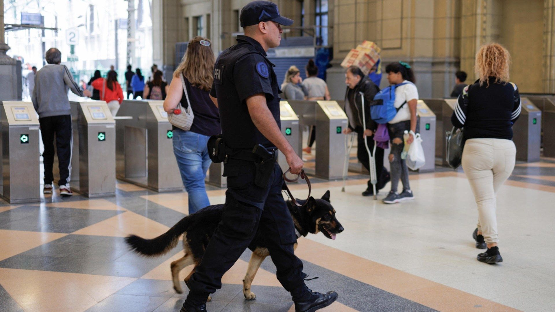 Integrante de la Policía Federal Argentina vigila inmediaciones de la Plaza Constitución.