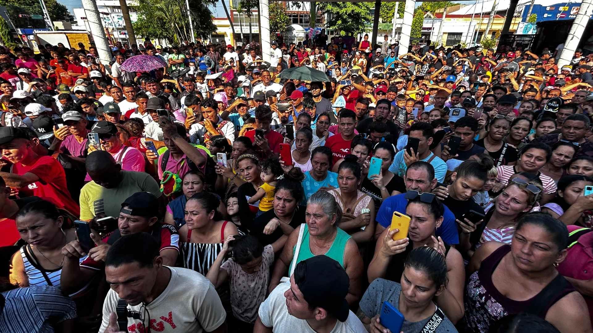 Migrantes reciben instrucciones de autoridades migratorias mexicanas, para recibir amparos en Tapachula, Chiapas