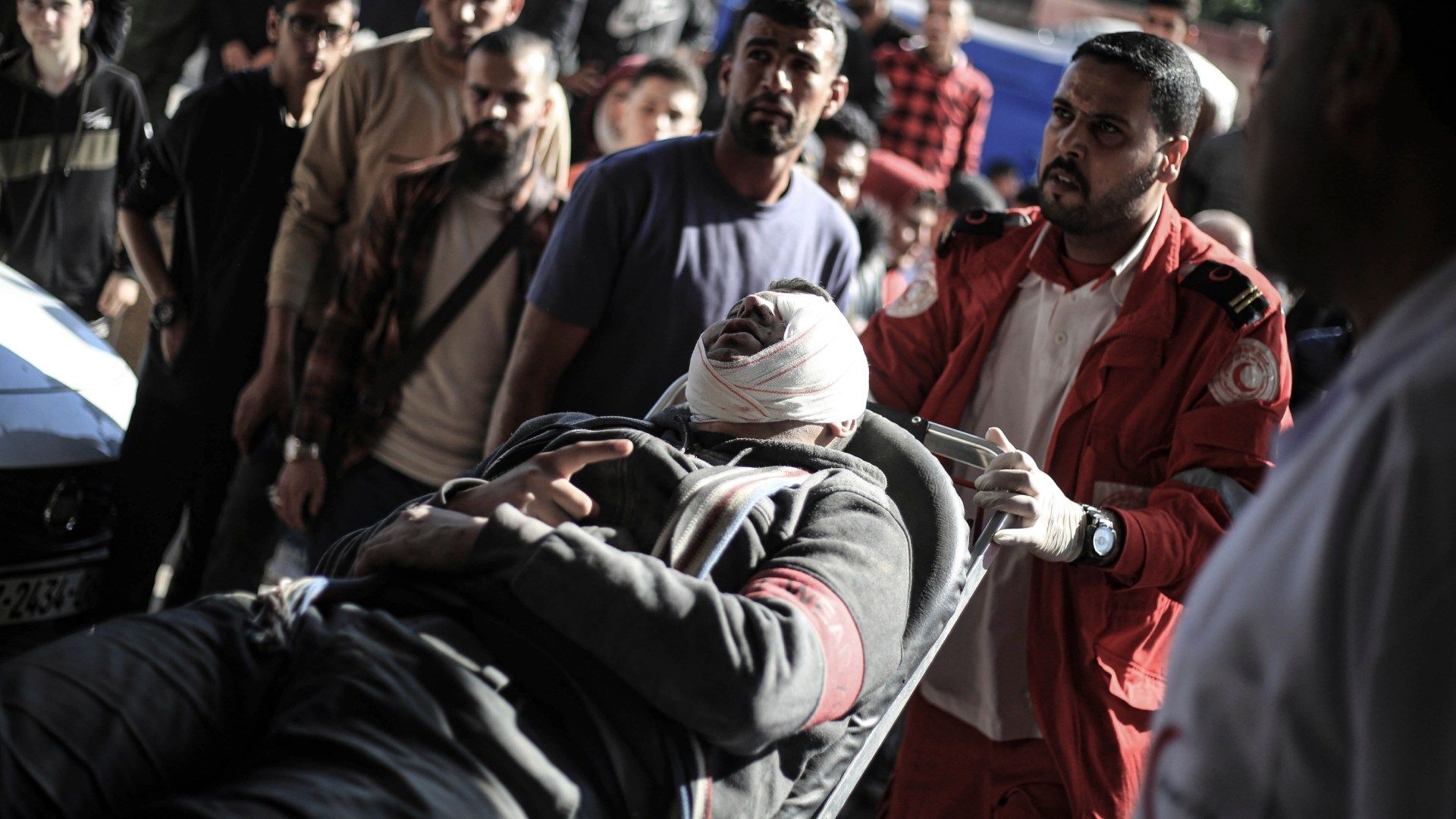 Heridos son llevados al hospital Nasser en Gaza tras bombardeos.