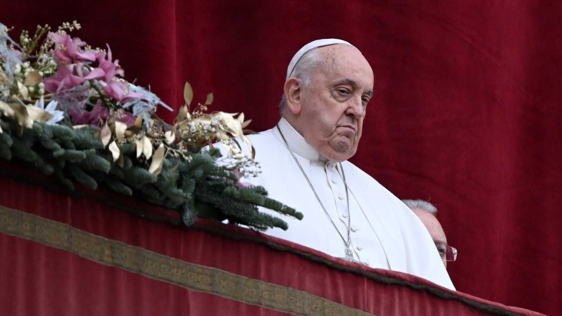 El papa durante su mensaje de Navidad en la Plaza de San Pedro