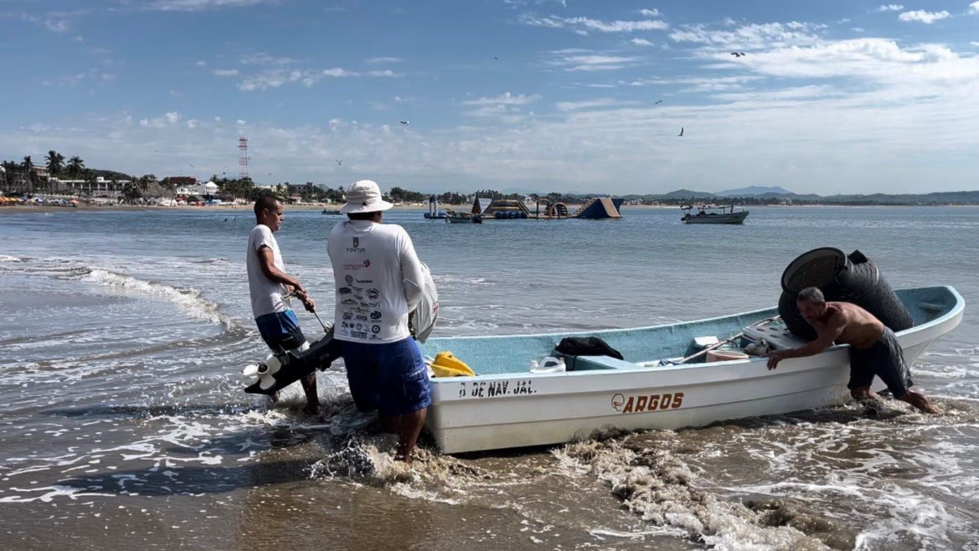 Pescadores de Melaque Buscan a Tiburón que Atacó a Turista con Recursos Improvisados