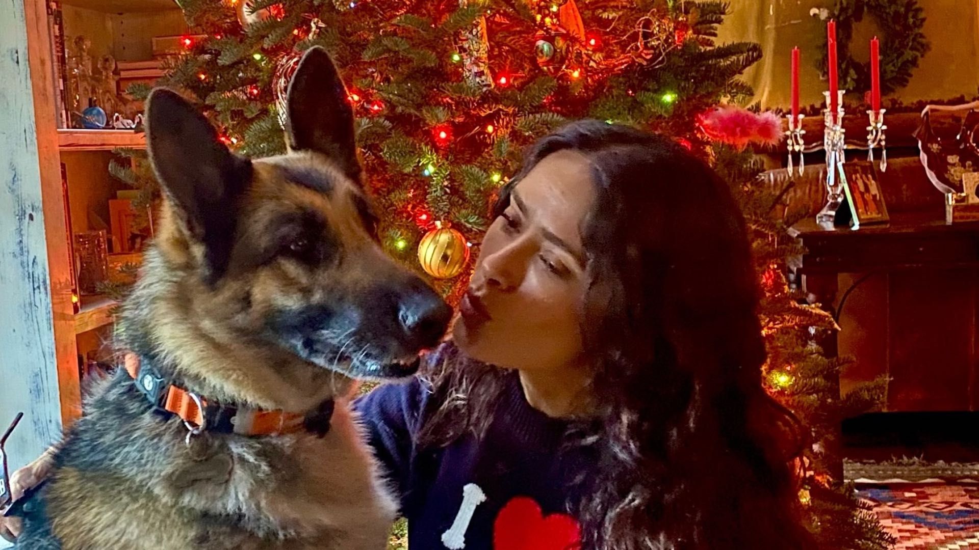 Salma Hayek junto al árbol de Navidad