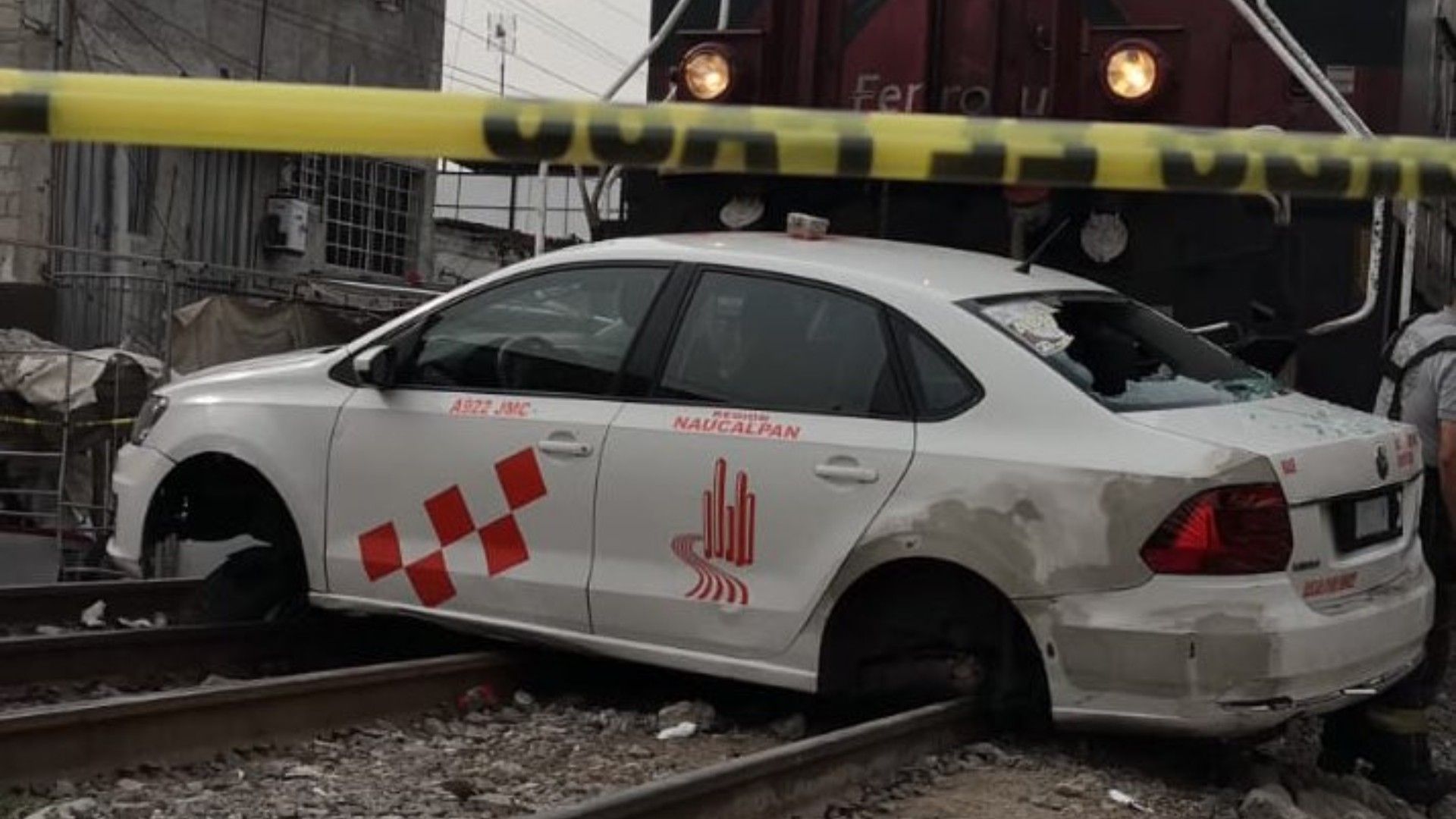 Taxi Intenta Ganarle Paso al Tren, Lo Embiste y Muere Pasajera en Tlalnepantla