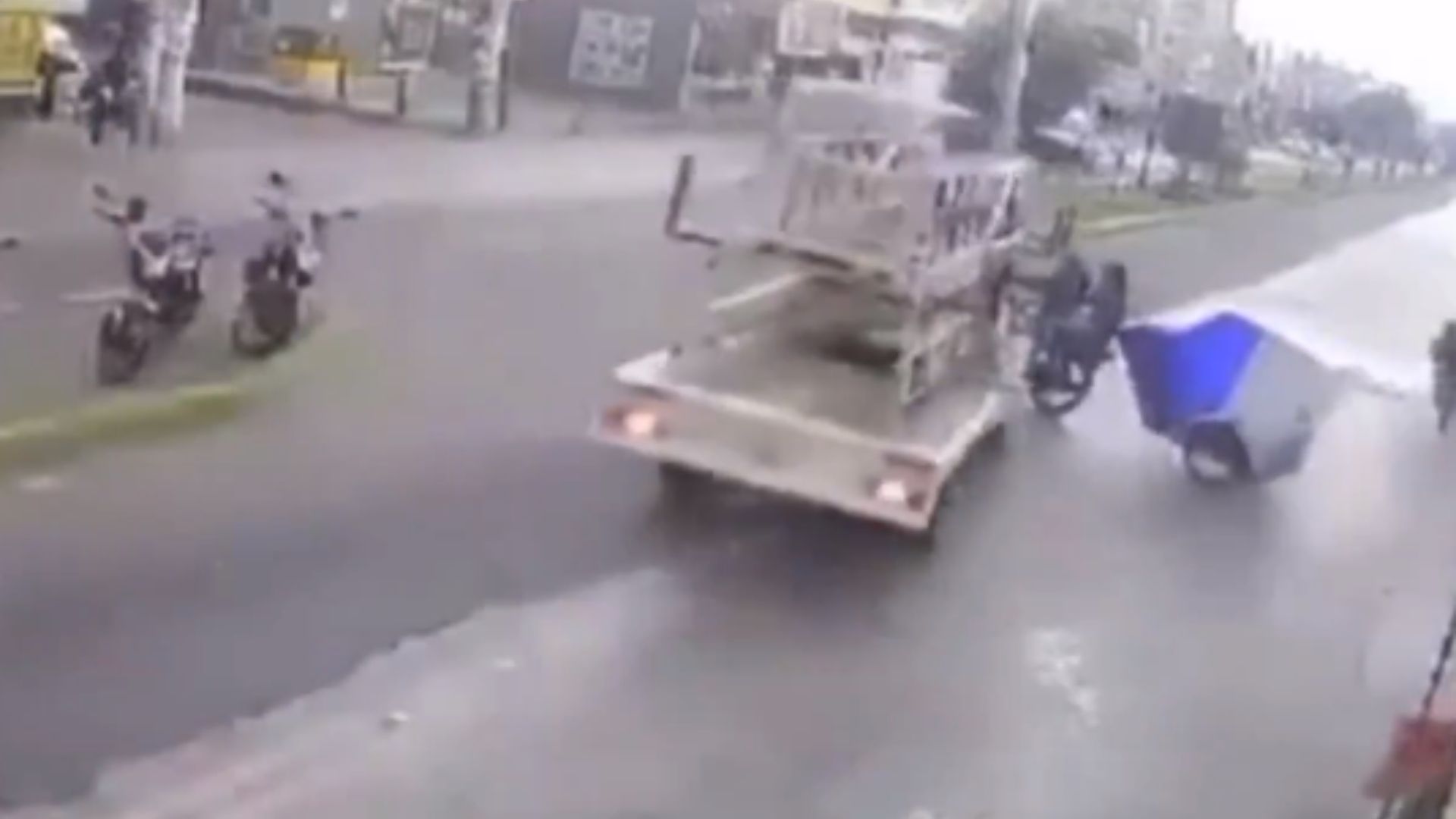 Video: Camioneta Choca Contra Mototaxi en Chimalhuacán; Hay 5 Lesionados