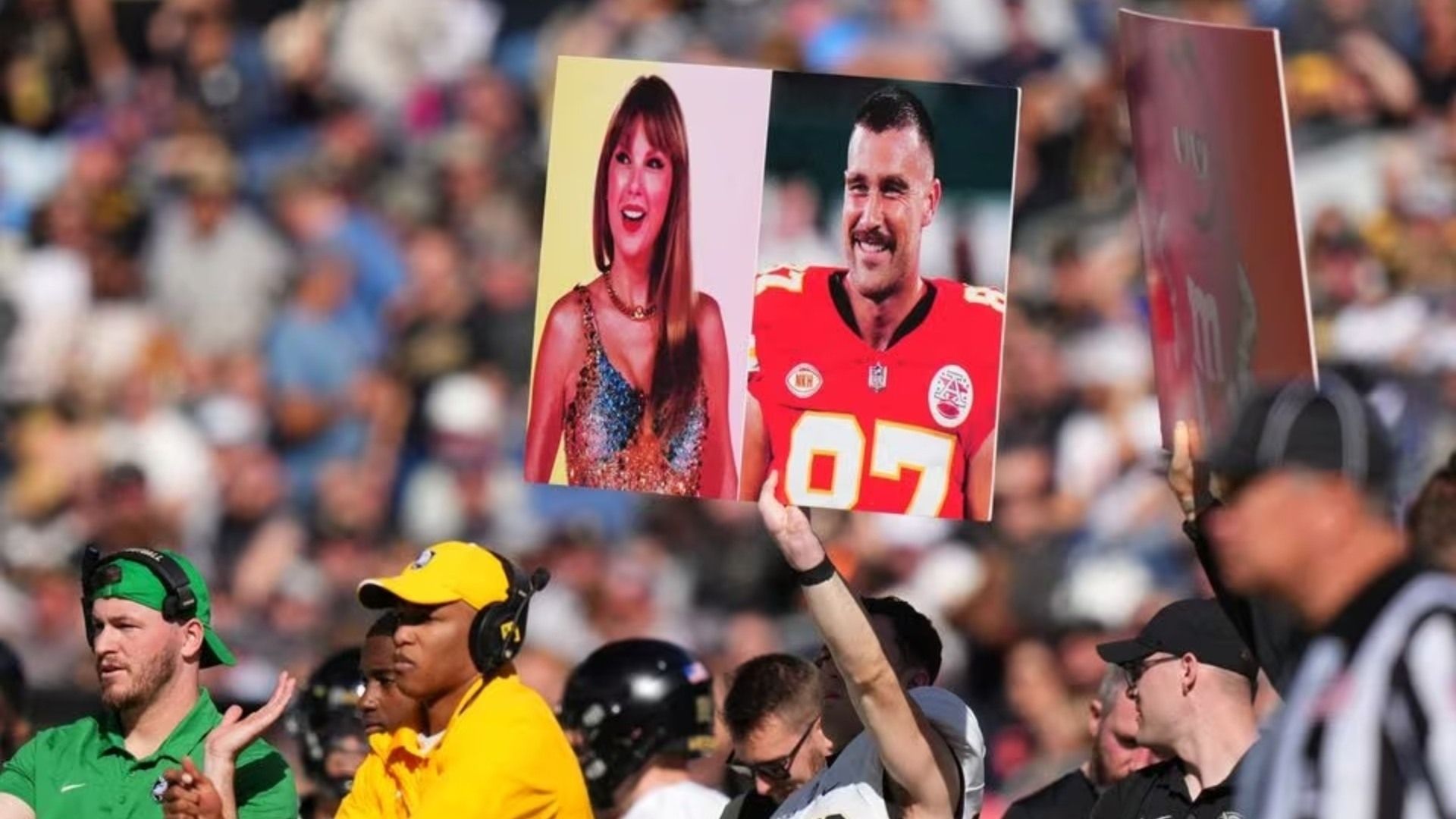 Aficionados con imágenes de Travis Kelce y Taylor Swift