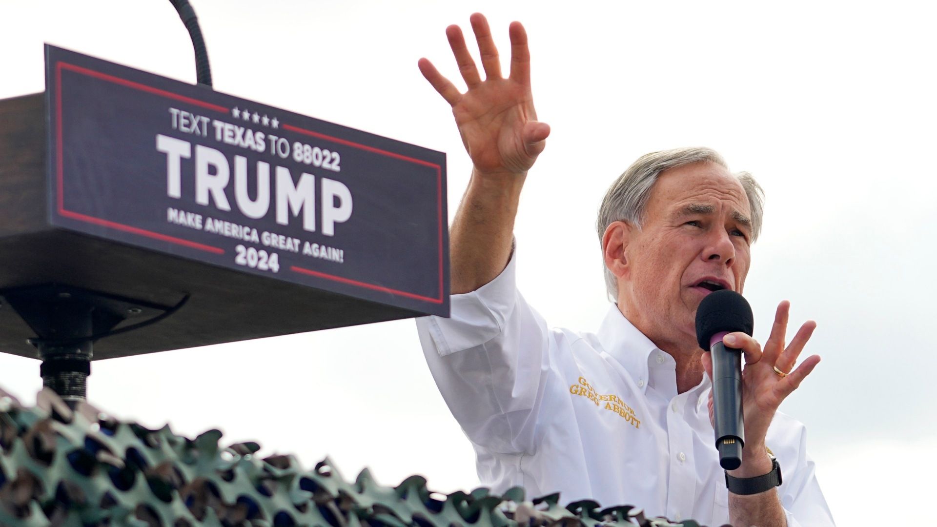 Greg Abbott habla sobre por qué no disparan a migrantes